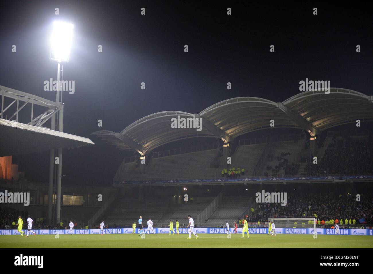 20151124 - LYON, FRANCE: Illustration montre le stade Gerlande avec des stands vides comme les supporters belges ne pouvaient pas assister au match pour des raisons de sécurité pendant le match entre le club français Olympique Lyonnais et l'équipe belge de football de première ligue KAA Gent, le cinquième match dans le groupe H, Dans la phase de groupe du concours de la Ligue des champions de l'UEFA, à Lyon, en France, le mardi 24 novembre 2015. BELGA PHOTO YORICK JANSENS Banque D'Images