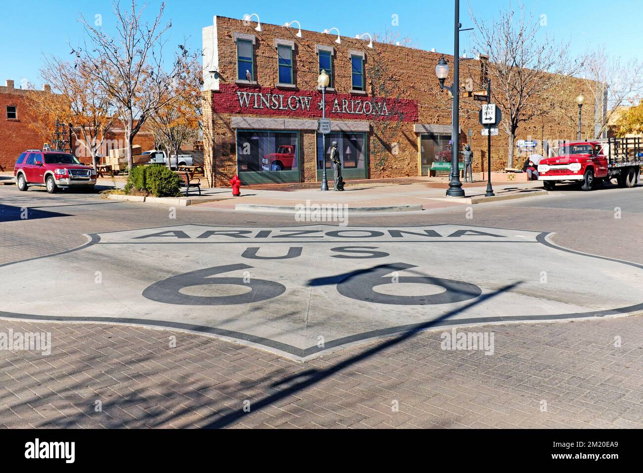 Un grand emblème de l'Arizona route 66 peint à l'intersection où Standin on the Corner Park rend hommage à la chanson « Take IT Easy » d'Eagles à Winslow. Banque D'Images