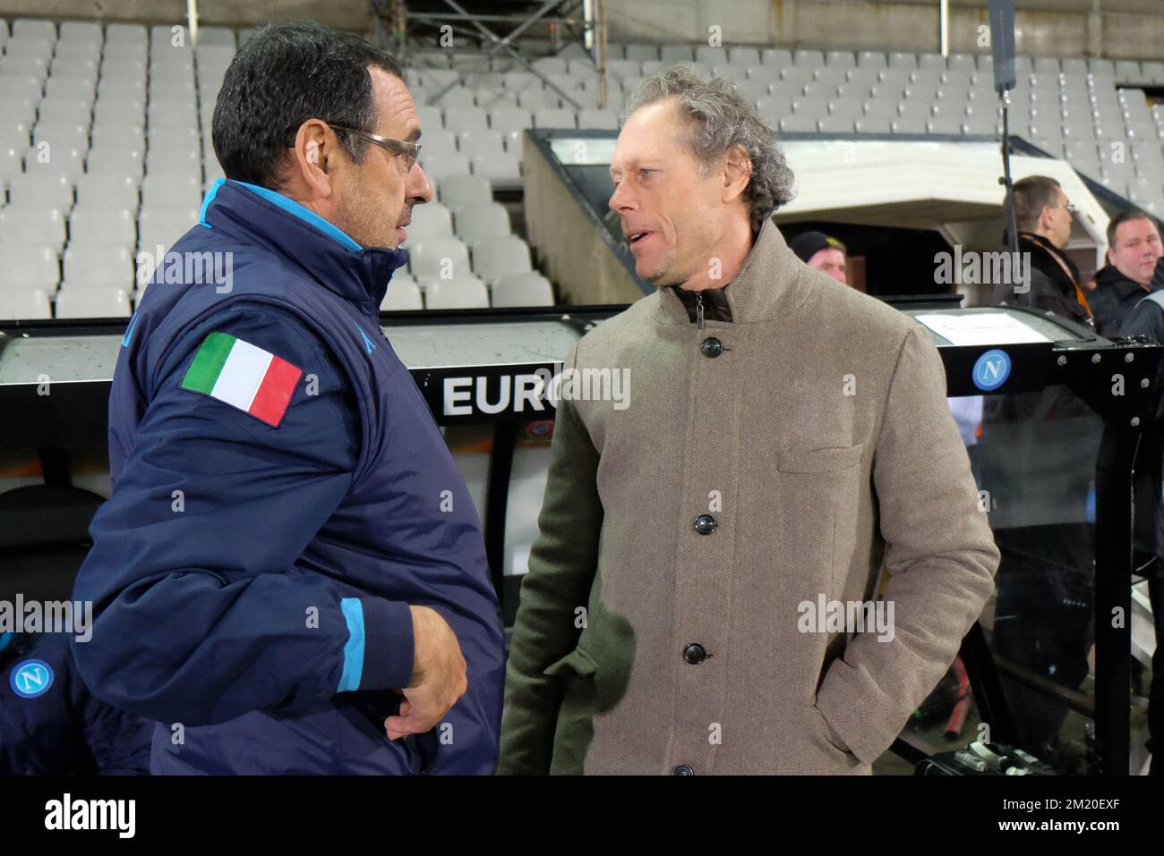 20151126 - BRUGGE, BELGIQUE: Maurizio Sarri, entraîneur-chef de Naples, et Michel Preud'homme, entraîneur-chef du Club, photographiés avant un match entre le Club Brugge, première division belge, et le Club de football italien Napoli, à Brugge, jeudi 26 novembre 2015. C'est le cinquième match de la phase de groupe de l'UEFA Europa League, dans le groupe D. BELGA PHOTO KURT DESPLENTER Banque D'Images