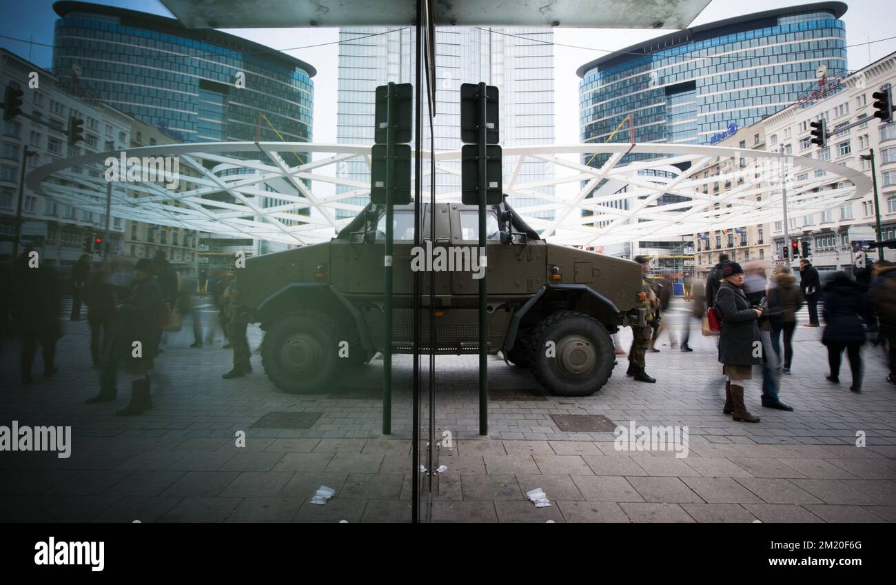 20151127 - BRUXELLES, BELGIQUE: Illustration montre des soldats belges à la place Charles Rogier - Karel Rogierplein, vendredi 27 novembre 2015, à Bruxelles. Le niveau de la menace terroriste est de nouveau au niveau trois après six jours au niveau maximum quatre, dans la région de Bruxelles, et il est maintenu au niveau trois pour le reste du pays. BELGA PHOTO BENOIT DOPPAGNE Banque D'Images