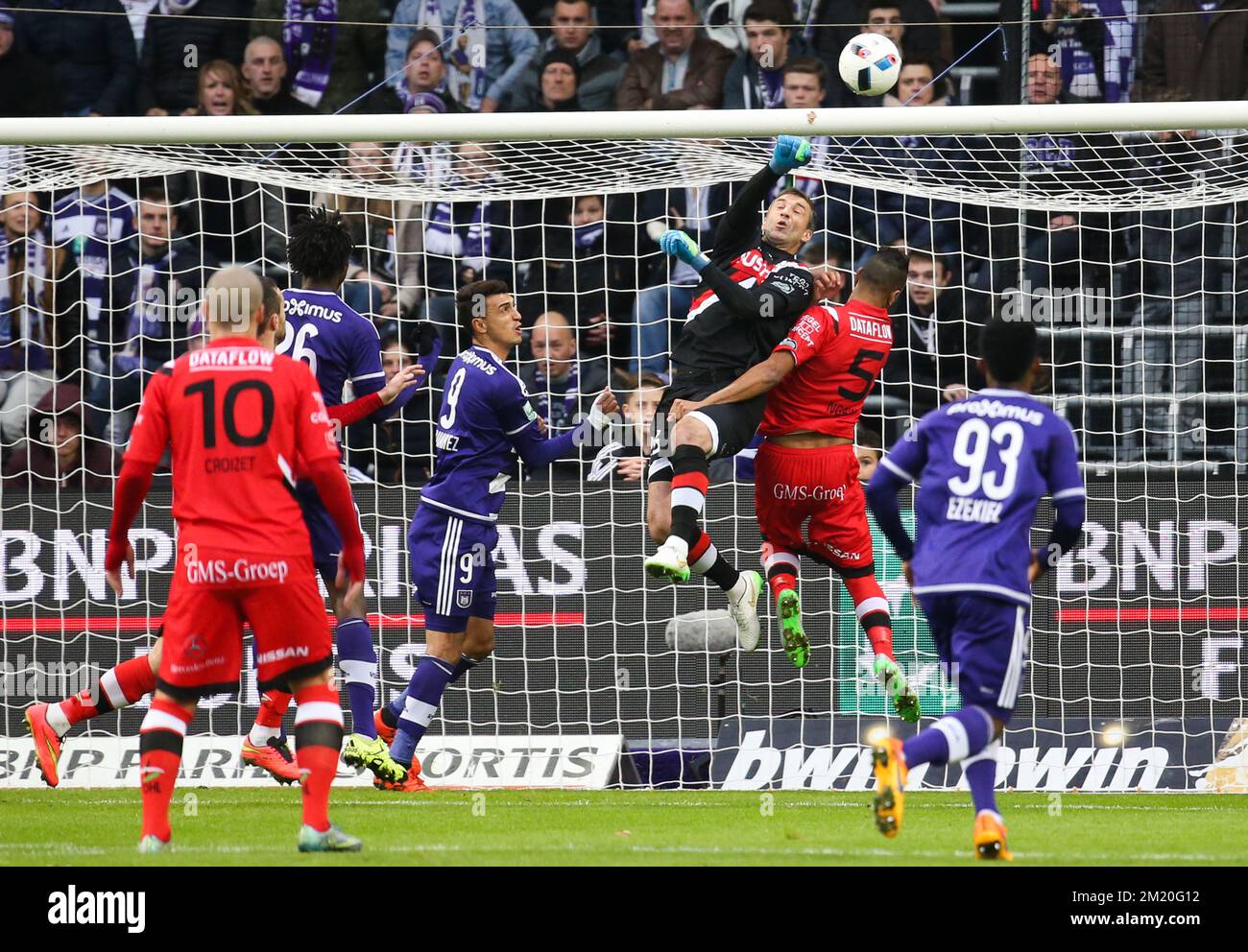 20151129 - BRUXELLES, BELGIQUE: Rudy Riou, gardien de but de l'OHL, lutte pour le ballon lors du match de la Jupiler Pro League entre RSC Anderlecht et OH Leuven, à Bruxelles, dimanche 29 novembre 2015, le jour 17 du championnat belge de football. BELGA PHOTO VIRGINIE LEFOUR Banque D'Images