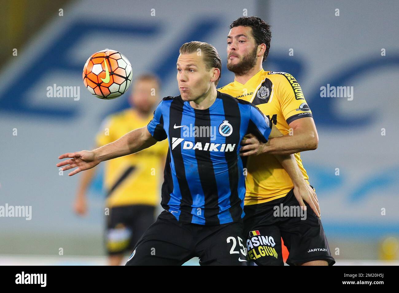 20151203 - BRUGGE, BELGIQUE: Rudy Ruud Vormer du Club et Koen Persoons de Lokeren se battent pour le ballon lors du match final de la coupe Croky 1/8 entre le Club Brugge KV et Sporting Lokeren, à Brugge, jeudi 03 décembre 2015. BELGA PHOTO BRUNO FAHY Banque D'Images