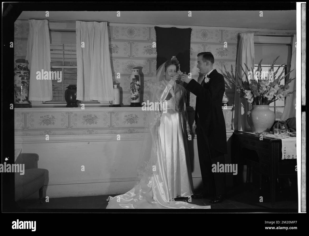 Toasting de mariée et de marié , Mariages, brides, marié Mariages, toasting. Collection de négatifs photographiques Samuel Chamberlain Banque D'Images