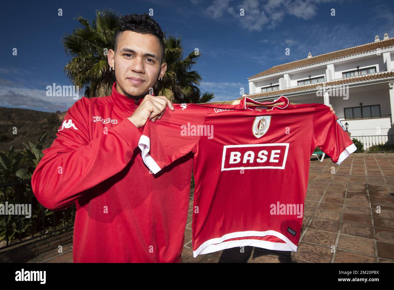 20160107 - ALHAURIN EL GRANDE, ESPAGNE: Le nouveau joueur de Standard Edmilson Junior pose pour le photographe avec sa nouvelle chemise le cinquième jour du camp d'entraînement d'hiver de l'équipe belge de football de première division Standard de Liège, à Alhaurin El Grande, Espagne, jeudi 07 janvier 2016. BELGA PHOTO NICOLAS LAMBERT Banque D'Images