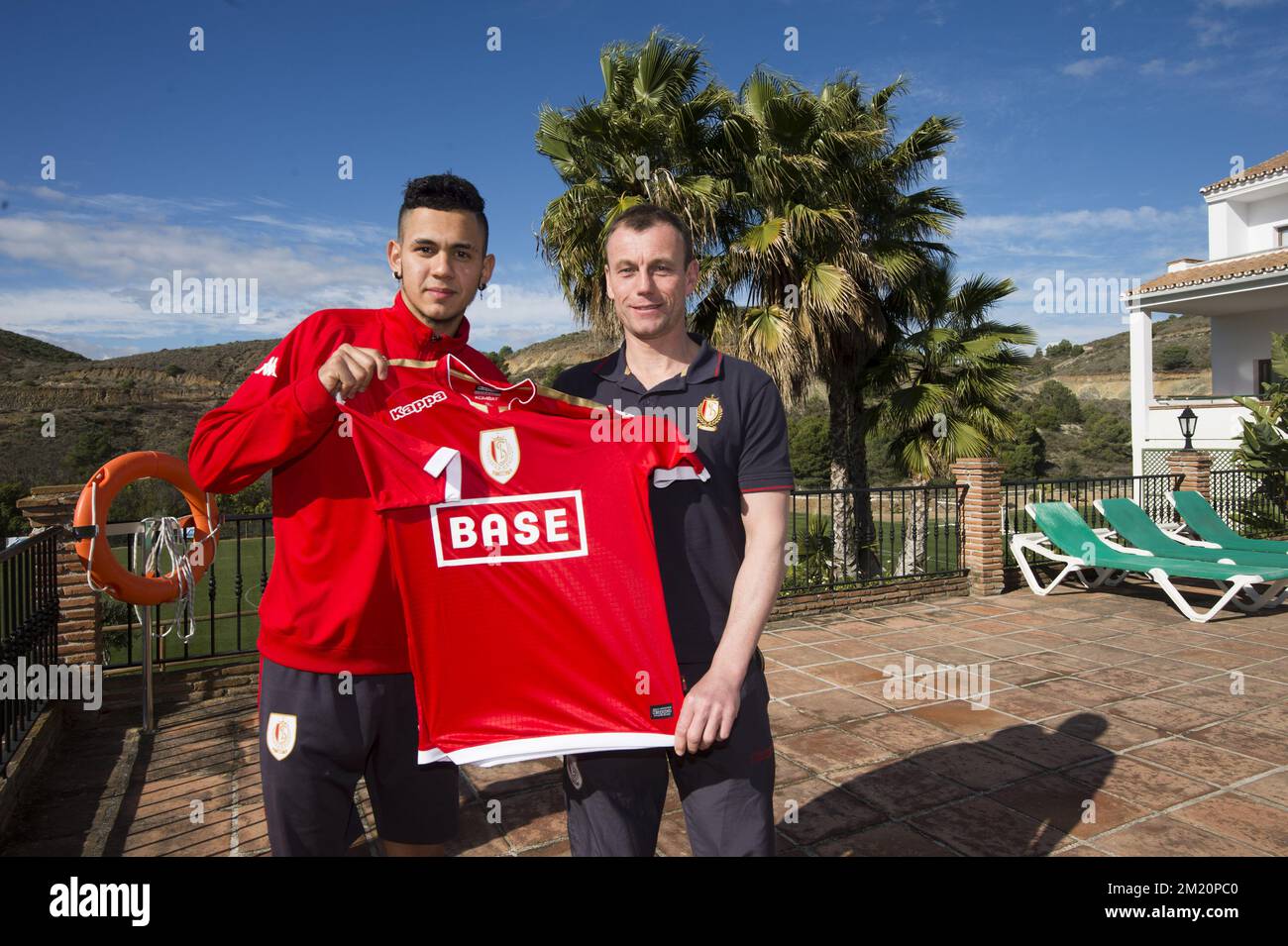 20160107 - ALHAURIN EL GRANDE, ESPAGNE : Le nouveau joueur de Standard Edmilson Junior et le conseiller sportif de Standard Axel Lawaree posent pour le photographe avec une chemise Standard le cinquième jour du camp d'entraînement d'hiver de l'équipe belge de football de première division Standard de Liège, à Alhaurin El Grande, Espagne, jeudi 07 janvier 2016. BELGA PHOTO NICOLAS LAMBERT Banque D'Images