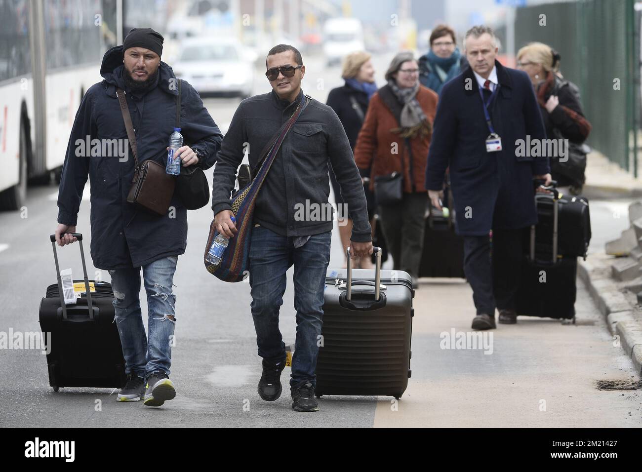 Des personnes sont évacuées de l'aéroport de Bruxelles, à Zaventem, le mardi 22 mars 2016. Au moins 13 personnes ont été tuées après deux explosions dans le hall des départs de l'aéroport de Bruxelles. Banque D'Images