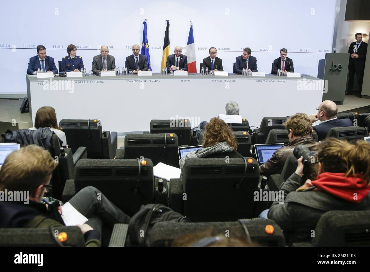 Président de la sécurité d'Etat belge Jaak Raes, commissaire général de la police fédérale Catherine de Bolle, ministre de la Justice Koen Geens, secrétaire d'Etat français aux Affaires européennes Harlem Desir, Premier ministre belge Charles Michel, président français François Hollande, Jan Jambon, vice-premier ministre et ministre de l'intérieur, et Jaak Raes, président de la sécurité nationale belge, ont pris la photo lors d'une conférence de presse concernant une action policière à Sint-Jans-Molenbeek - Molenbeek-Saint-Jean, Bruxelles, le vendredi 18 mars 2016. Salah Abdeslam a été arrêté pendant les perquisitions, il est considéré comme l'un des ma Banque D'Images