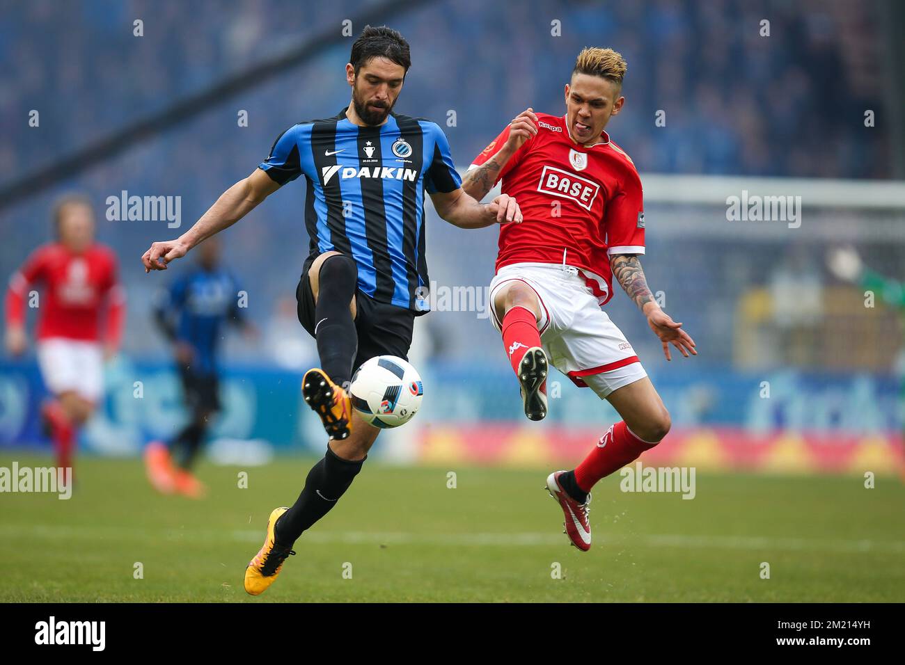 Le Club Benoit Poulain et le Junior Edmilson de Standard se battent pour le ballon lors de la finale de la coupe Croky entre les équipes de football belge Club Brugge et Standard de Liège, le dimanche 20 mars 2016, à Bruxelles. Banque D'Images