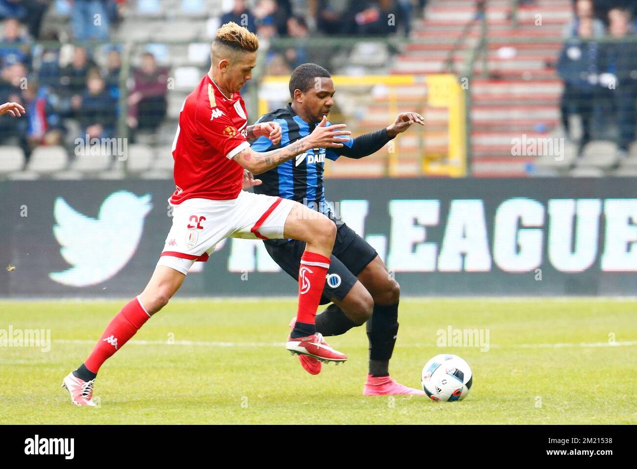 Le Junior Edmilson de Standard et le Club Jose Izquierdo se battent pour le ballon lors de la finale de la coupe Croky entre les équipes de football belge Club Brugge et Standard de Liège, le dimanche 20 mars 2016, à Bruxelles. Banque D'Images