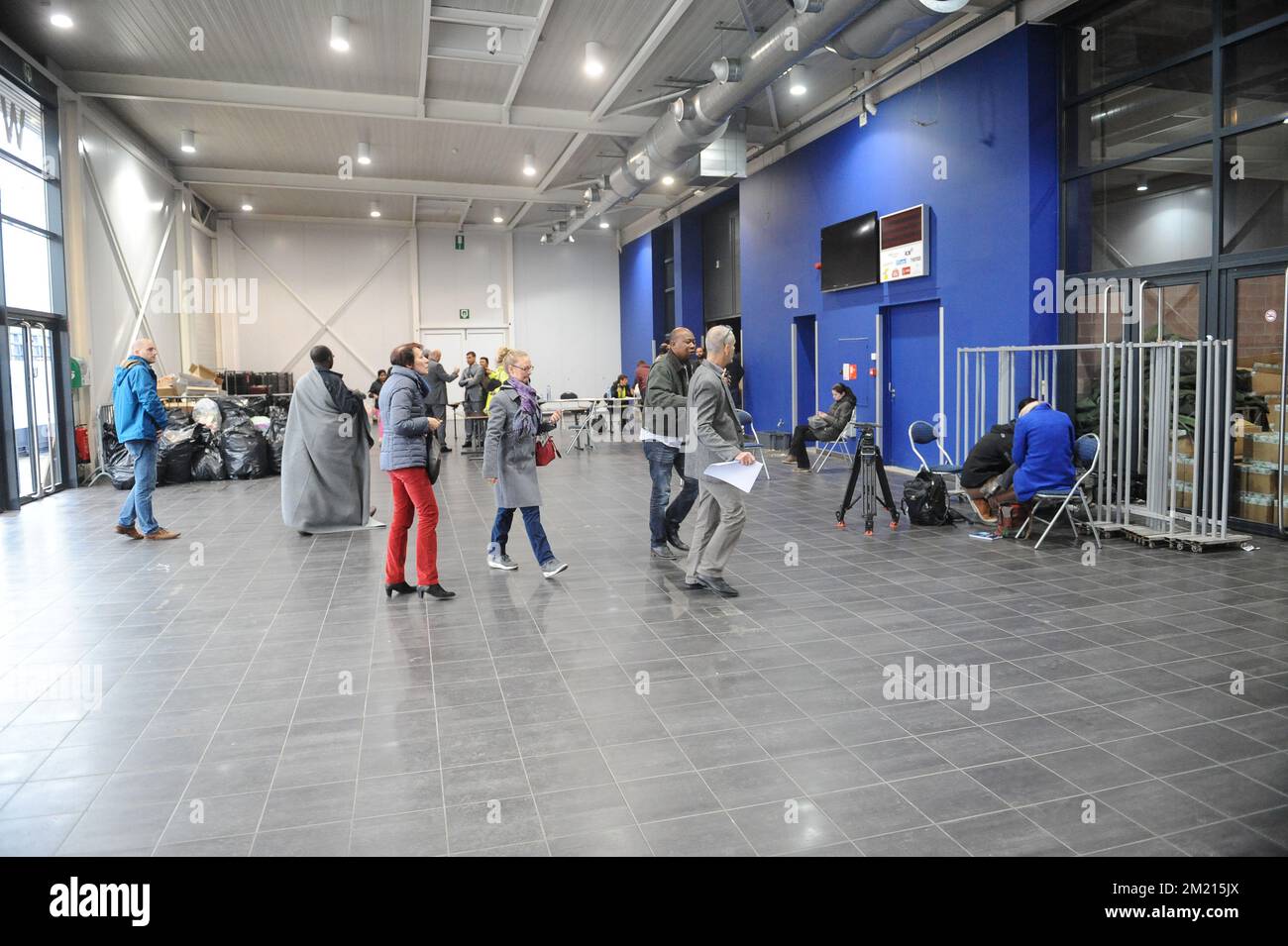 L'entrée du complexe sportif comme plusieurs centaines de passagers ont été accueillis dans le Brabanthal, un complexe sportif de Louvain, a établi comme un centre d'accueil de crise pour les passagers de Zaventem, mercredi 23 mars 2016. Hier matin, deux bombes ont explosé dans le hall des départs de l'aéroport de Bruxelles et une autre dans la station de métro Maelbeek - Maalbeek, qui a fait environ 30 victimes mortelles et 230 blessés au total. Banque D'Images