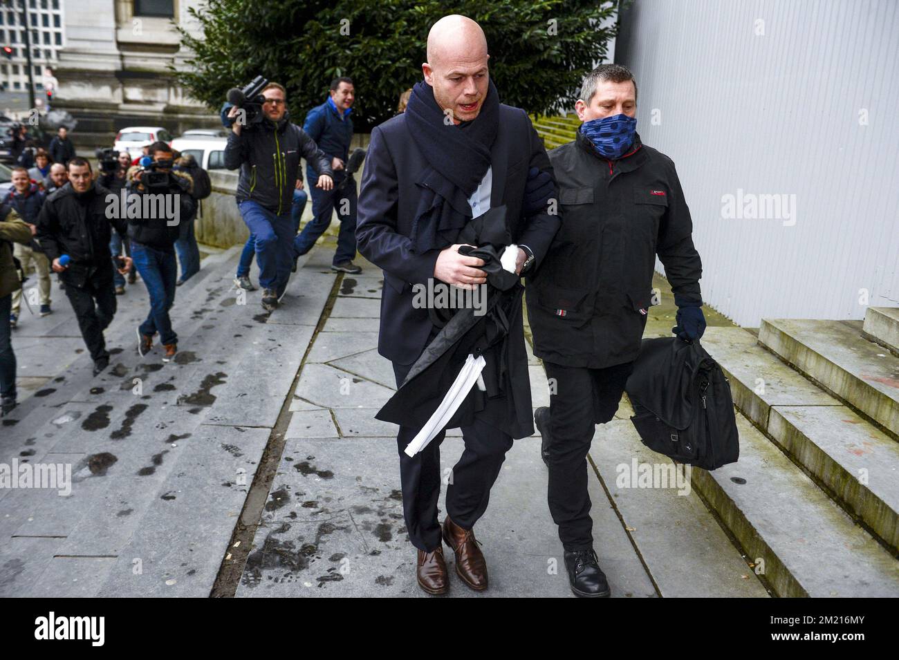 L'avocat Sven Mary (C) part après le traitement du cas de suspects d'attentats terroristes à Paris devant la salle du conseil à Bruxelles, le jeudi 24 mars 2016. Le tribunal devra décider si Salah Abdeslam, Amine Choukri, Abid Aberkane et d'autres suspects resteront emprisonnés. Le 18 mars, des suspects dans les attentats terroristes de 13 novembre à Paris, Salah Abdeslam et amine Choukri (alias Mounir Ahmed Alaaj, tous deux considérés comme de faux noms), ont été arrêtés lors de perquisitions à Molenbeek. Mardi dernier, la police a été tuée avec des armes lourdes lors de la recherche d'un appartement à Vorst - pour Banque D'Images