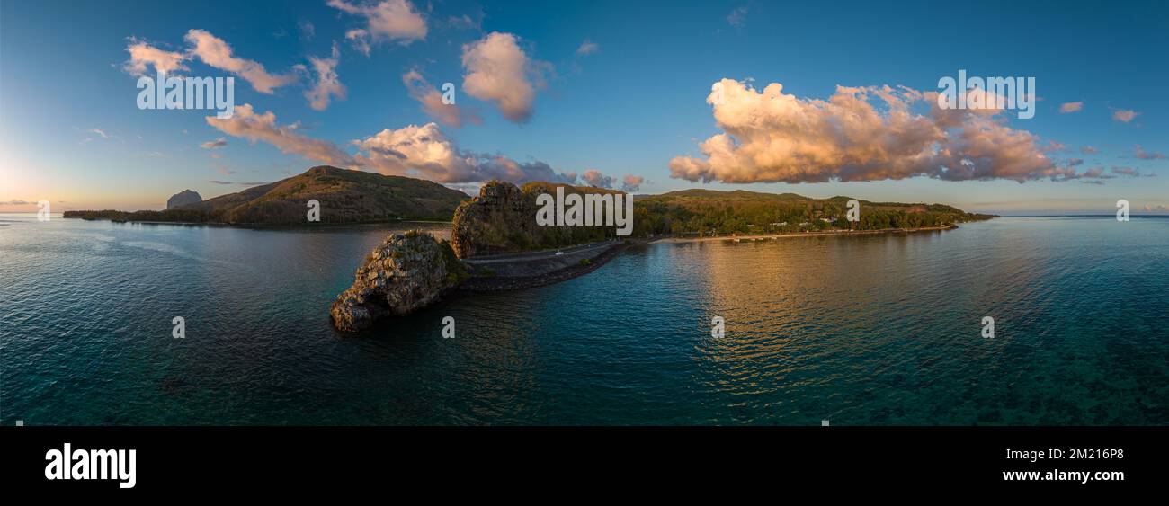 Point de vue de Maconde du côté de Souht de l'île Maurice. Des couleurs de coucher de soleil incroyables. Paysage panoramique coloré sur l'île Maurice Banque D'Images
