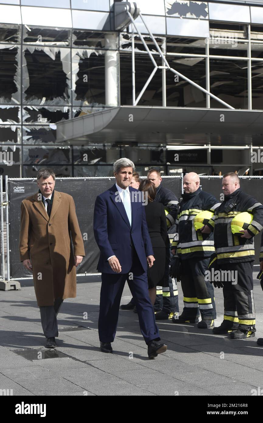Arnaud Feist, PDG de l'aéroport de Bruxelles, et John Kerry, Secrétaire d'Etat américain, ont photographié lors d'une visite à l'aéroport de Bruxelles, à Zaventem, dans la marge des attaques terroristes du 22 mars, vendredi 25 mars 2016. Mardi matin, deux bombes ont explosé dans le hall des départs de l'aéroport de Bruxelles et une autre dans la station de métro Maelbeek - Maalbeek, qui a fait 31 victimes mortelles et 316 blessés au total. ISIL (Etat islamique d'Irak et Levant - Daesh - ISIS) a revendiqué la responsabilité du massacre. BELGA PHOTO POOL FREDERIC SIERAKOWSKI Banque D'Images