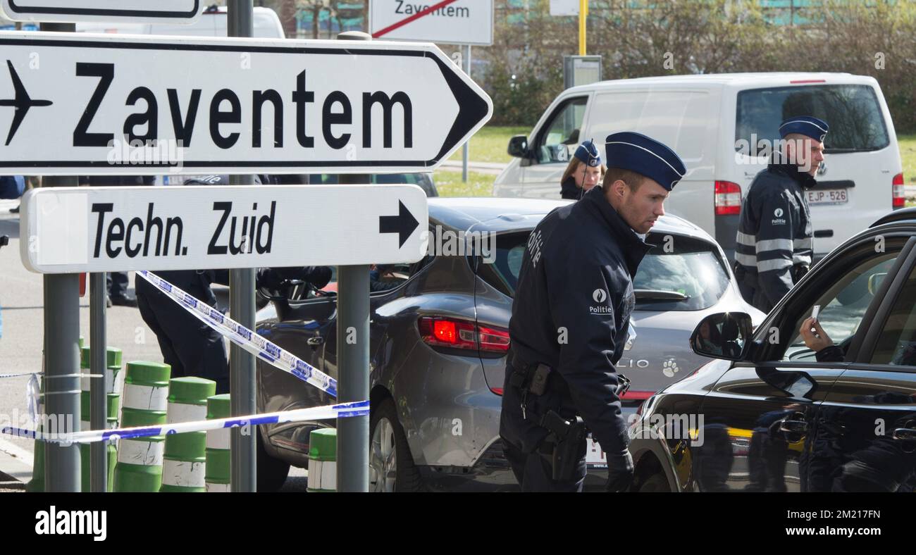 Les policiers vérifient les voitures sur une route d'entrée de l'aéroport de Bruxelles, à Zaventem, le mardi 29 mars 2016. Dans la matinée du mardi 22nd mars, deux bombes ont explosé dans le hall des départs de l'aéroport de Bruxelles et une autre dans la station de métro Maelbeek - Maalbek, qui a fait environ 35 victimes mortelles, sans compter les attentats suicides, et 340 blessés au total. ISIL (État islamique d'Irak et Levant - Daesh - ISIS) a revendiqué la responsabilité de ces attaques. BELGA PHOTO BENOIT DOPPAGNE Banque D'Images