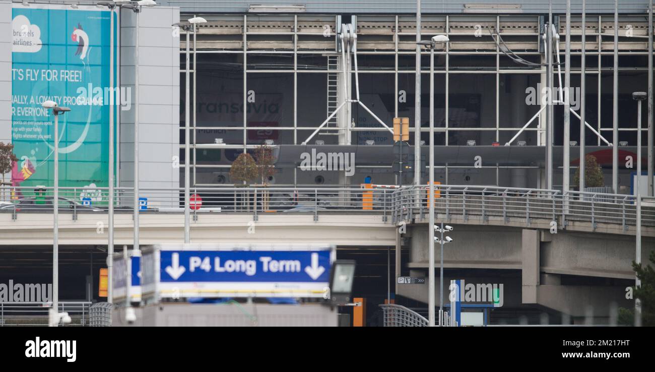 L'illustration montre des travaux de restauration à l'aéroport de Bruxelles, à Zaventem, mardi 29 mars 2016. Dans la matinée du mardi 22nd mars, deux bombes ont explosé dans le hall des départs de l'aéroport de Bruxelles et une autre dans la station de métro Maelbeek - Maalbek, qui a fait environ 35 victimes mortelles, sans compter les attentats suicides, et 340 blessés au total. ISIL (État islamique d'Irak et Levant - Daesh - ISIS) a revendiqué la responsabilité de ces attaques. BELGA PHOTO BENOIT DOPPAGNE Banque D'Images