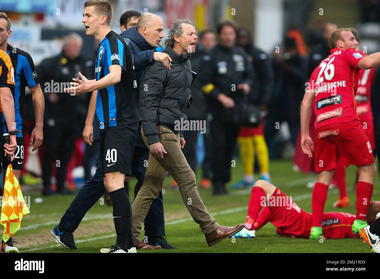 Philippe Clement, entraîneur adjoint du Club, et Michel Preud'homme, entraîneur en chef du Club, réagissent lors du match de la Jupiler Pro League entre KV Ostende et le Club Brugge, à Roeselare, le samedi 02 avril 2016, le jour 1 du Play-off 1 du championnat belge de football. Banque D'Images