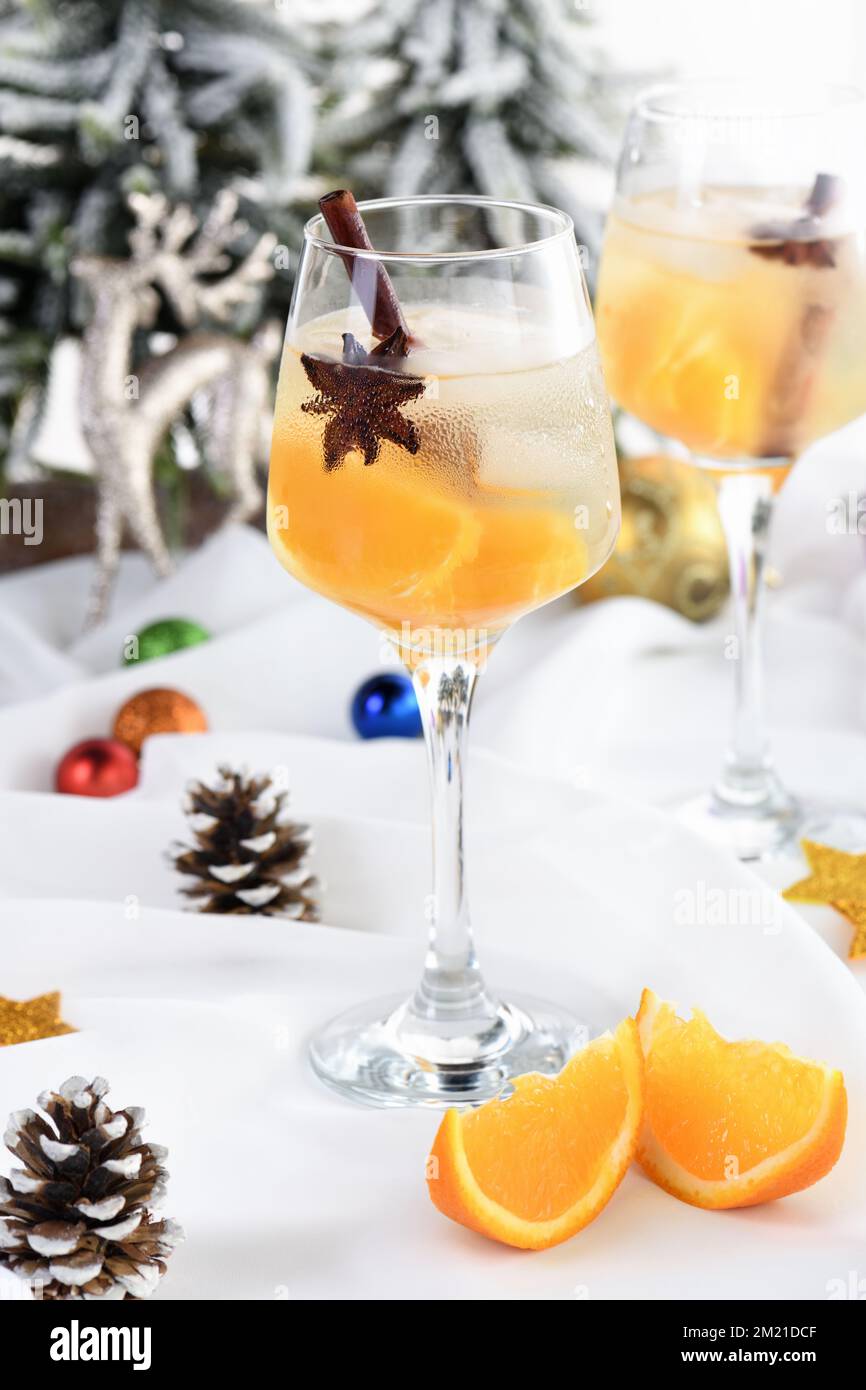Un spitzer de Noël léger fait de jus d'orange et de vodka. Le cocktail parfait pour commencer votre fête de vacances Banque D'Images
