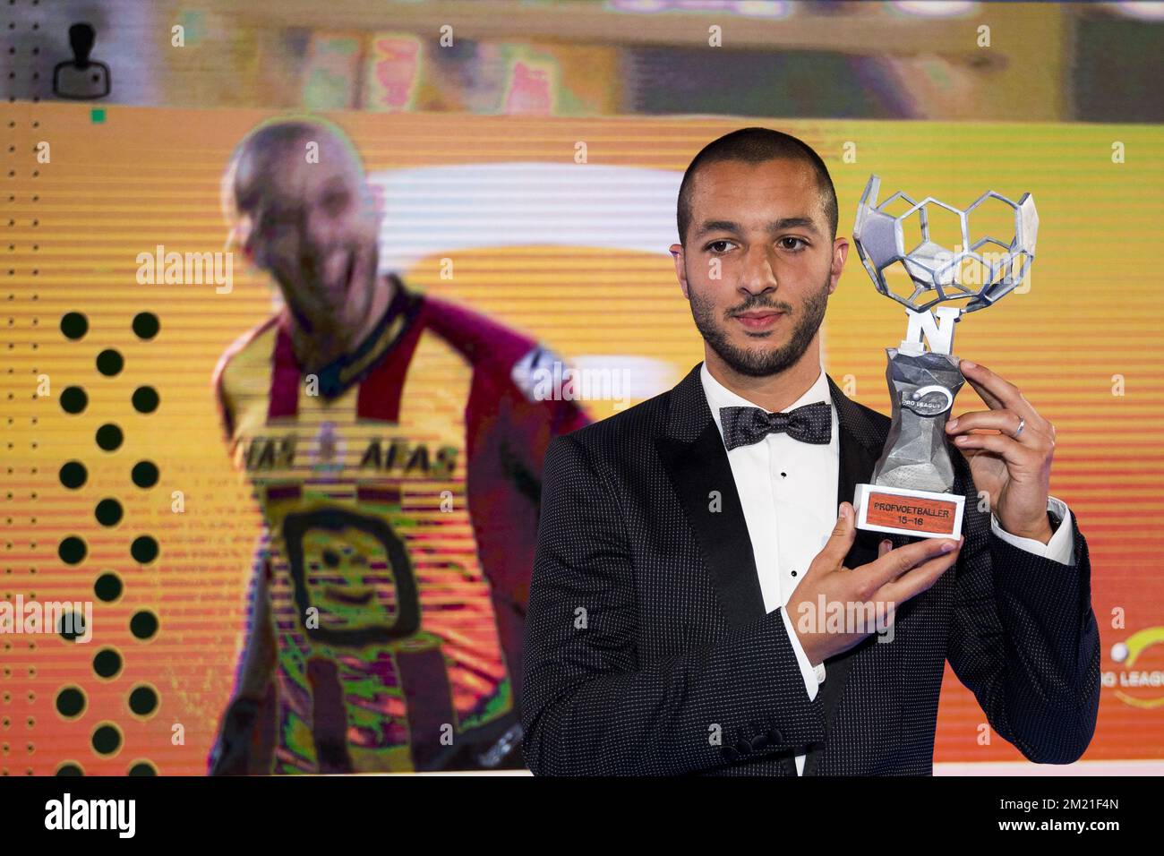 Sofiane Hanni de Mechelen célèbre après avoir remporté la première édition de la soirée de gala du joueur professionnel de football de l'année 2016, le lundi 23 mai 2016, à Gand. Banque D'Images