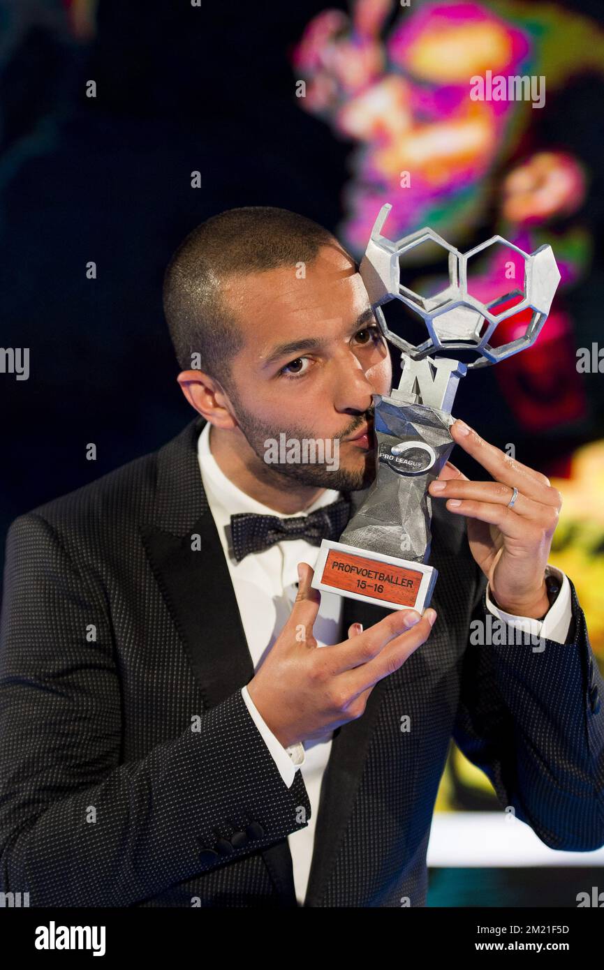 Sofiane Hanni de Mechelen célèbre après avoir remporté la première édition de la soirée de gala du joueur professionnel de football de l'année 2016, le lundi 23 mai 2016, à Gand. Banque D'Images