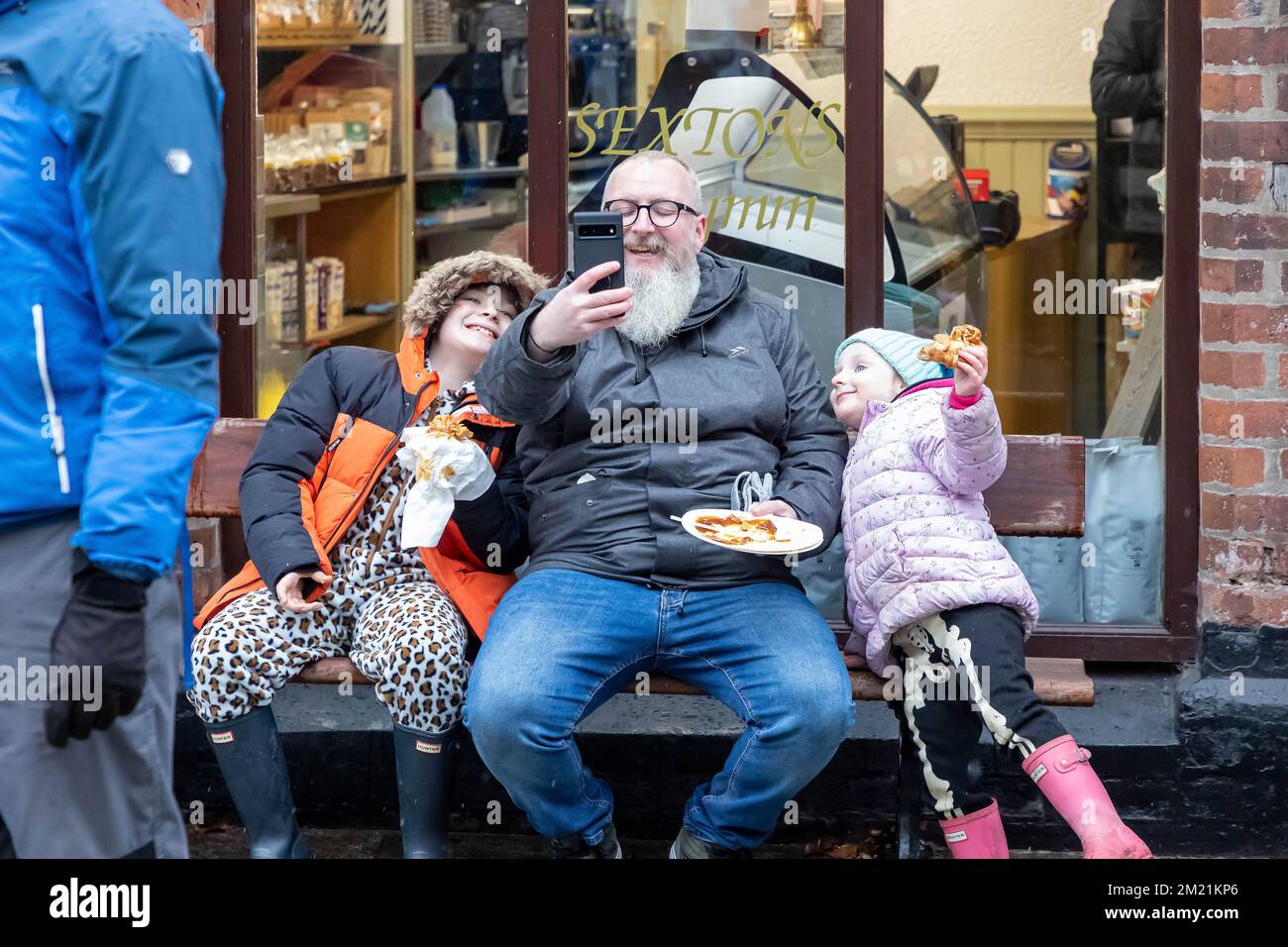 L'homme barbu rit sur un selfie pris avec ses deux filles Banque D'Images
