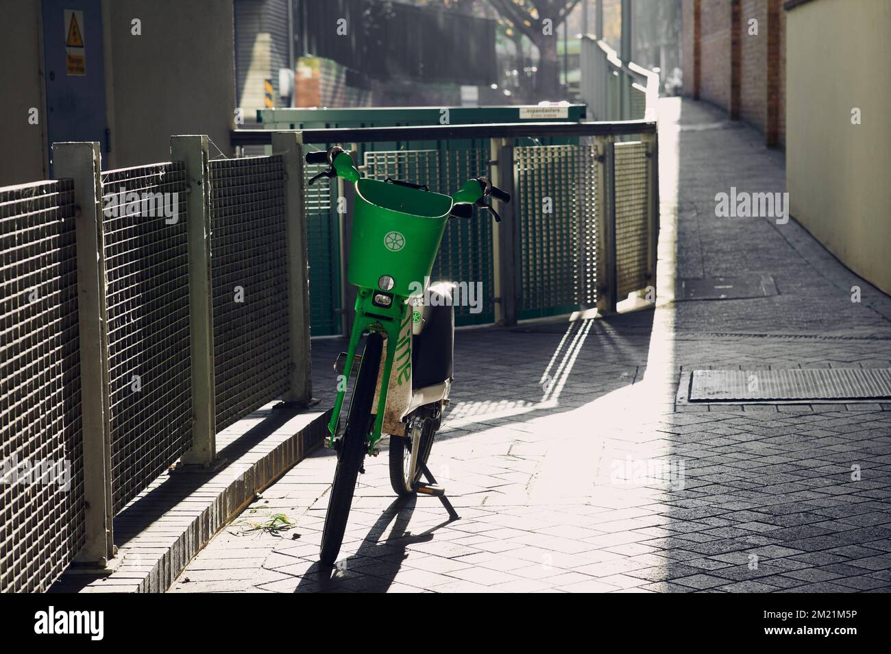 Londres Royaume-Uni : 10 décembre 2022 - Lime-E à vélo debout sur une allée piétonne urbaine par beau soleil en hiver Banque D'Images