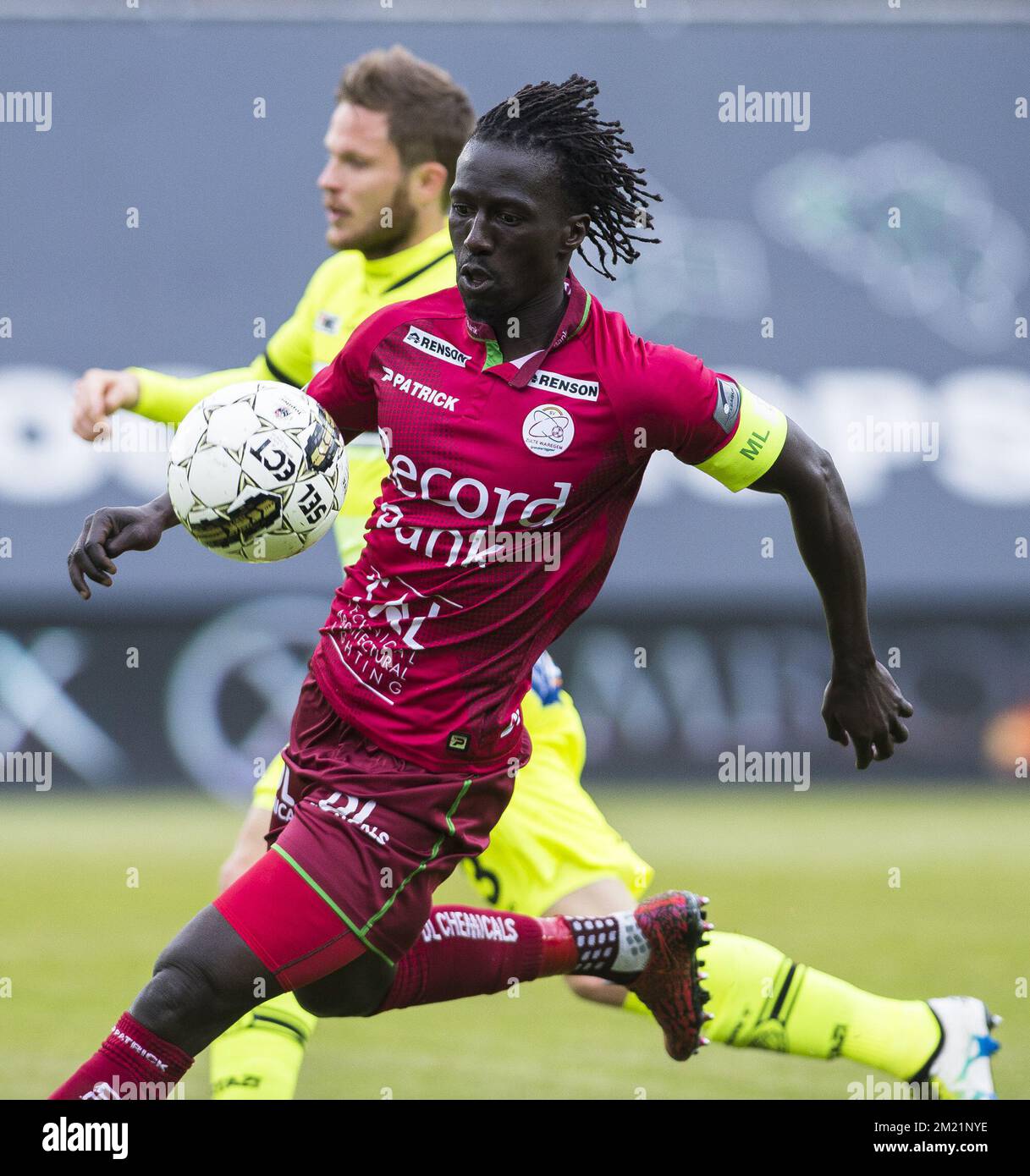 Mbaye Leye d'Essevee et Lasse Nielsen de Gent se battent pour le ballon lors du match Jupiler Pro League entre Zulte Waregem et KAA Gent, à Waregem, dimanche 15 mai 2016, le jour 8 du Play-off 1 du championnat belge de football. Banque D'Images