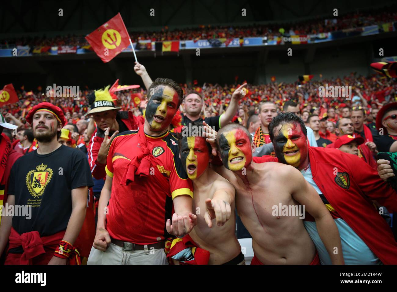 Les supporters belges photographiés lors d'un match de football entre l'équipe nationale belge Red Devils et l'Italie, dans le groupe E de l'étape de groupe des Championnats d'Europe de l'UEFA Euro 2016, lundi 13 juin 2016 à Lyon, France. BELGA PHOTO VIRGINIE LEFOUR Banque D'Images