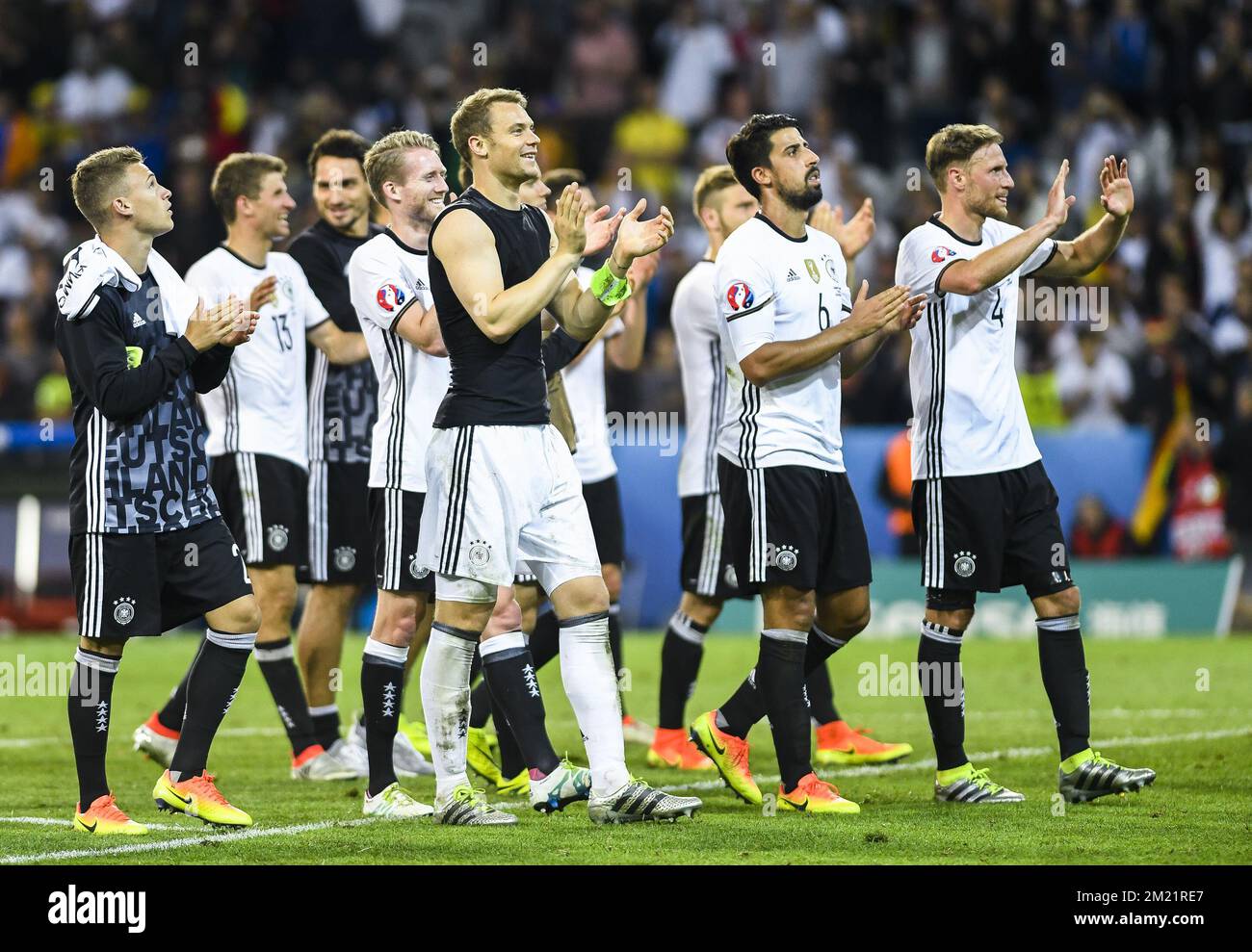 Les joueurs allemands célèbrent après avoir remporté un match de football entre l'Allemagne et l'Ukraine, dans le groupe C de l'étape de groupe des Championnats d'Europe de l'UEFA Euro 2016, dimanche 12 juin 2016 à Lille, France. BELGA PHOTO LAURIE DIEFFEMBACQ Banque D'Images