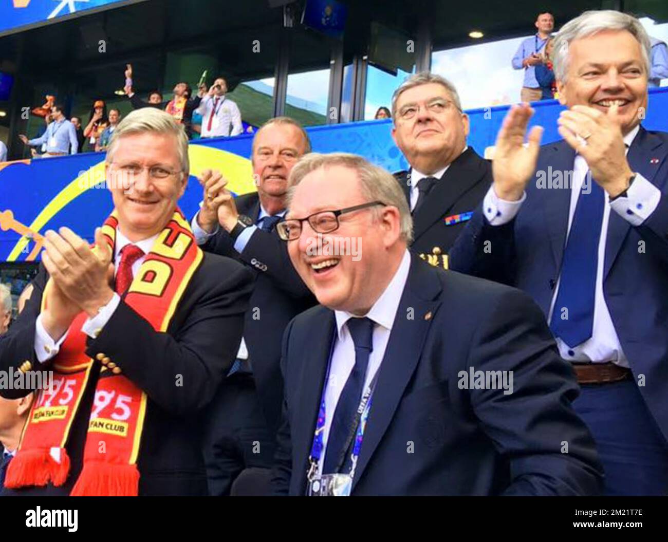 A L'ATTENTION DES ÉDITEURS - DISTRIBUER DES IMAGES - USAGE ÉDITORIAL SEULEMENT distribuer l'image publiée le samedi 18 juin 2016 montre King Filip of Belgium, KBVB-URBSFA Président du syndicat belge de football François de Keersmaecker et Vice-Premier ministre et Ministre des Affaires étrangères Didier Reynders lors d'un match de football entre l'équipe nationale belge de football Red Devils et l'Irlande, dans le groupe E de l'étape de groupe des Championnats d'Europe Euro 2016 de l'UEFA, à Bordeaux, en France. SORTIE PHOTO DE BELGA Banque D'Images