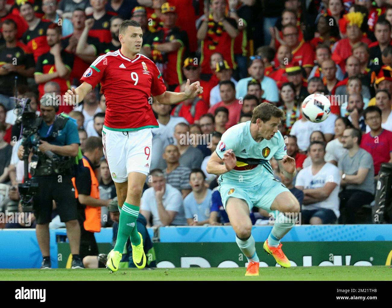 Adam Szalai, de Hongrie, et Jan Vertonghen, de Belgique, se battent pour le ballon lors d'un match de football entre l'équipe nationale belge Red Devils et la Hongrie, au tour de 16 des Championnats d'Europe Euro 2016 de l'UEFA, le dimanche 26 juin 2016, à Toulouse, en France. Le tournoi Euro2016 aura lieu du 10 juin au 10 juillet. BELGA PHOTO VIRGINIE LEFOUR Banque D'Images