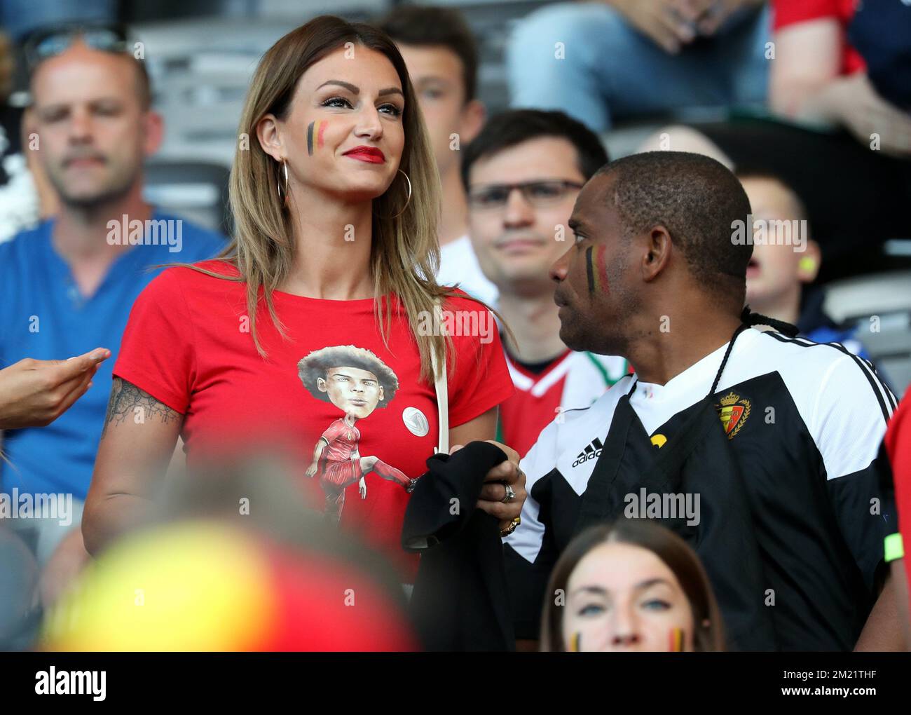 L'épouse de Witsel, Rafaella Szabo, et le père de Witsel, Thierry, ont photographié à l'approche d'un match de football entre l'équipe nationale belge de football Red Devils et la Hongrie, lors de la ronde 16 des Championnats d'Europe Euro 2016 de l'UEFA, le dimanche 26 juin 2016, à Toulouse, en France. Le tournoi Euro2016 aura lieu du 10 juin au 10 juillet. BELGA PHOTO VIRGINIE LEFOUR Banque D'Images
