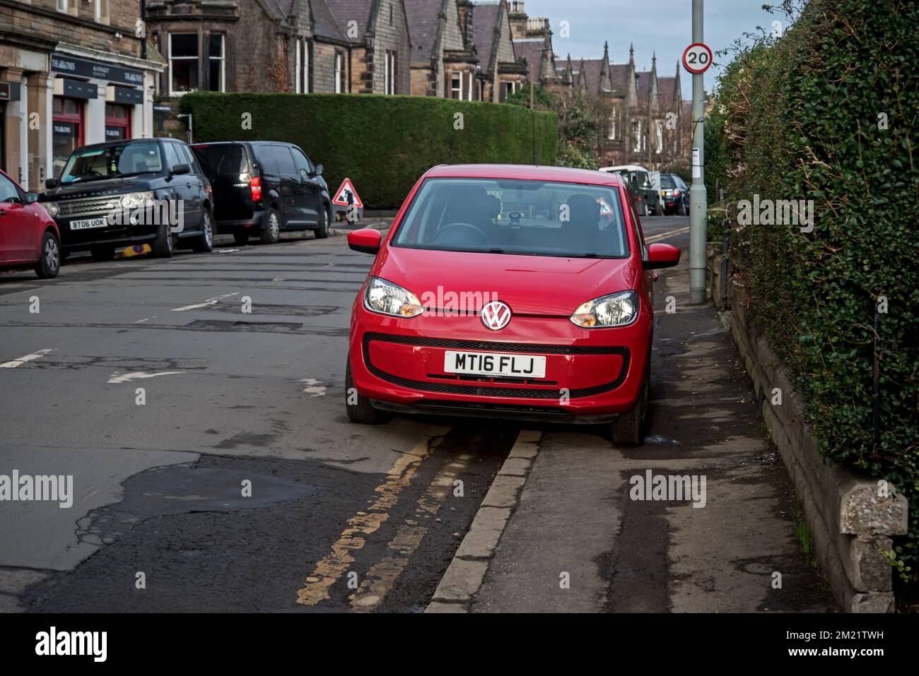 Voiture garée sur la chaussée à Édimbourg, Écosse, Royaume-Uni. Banque D'Images