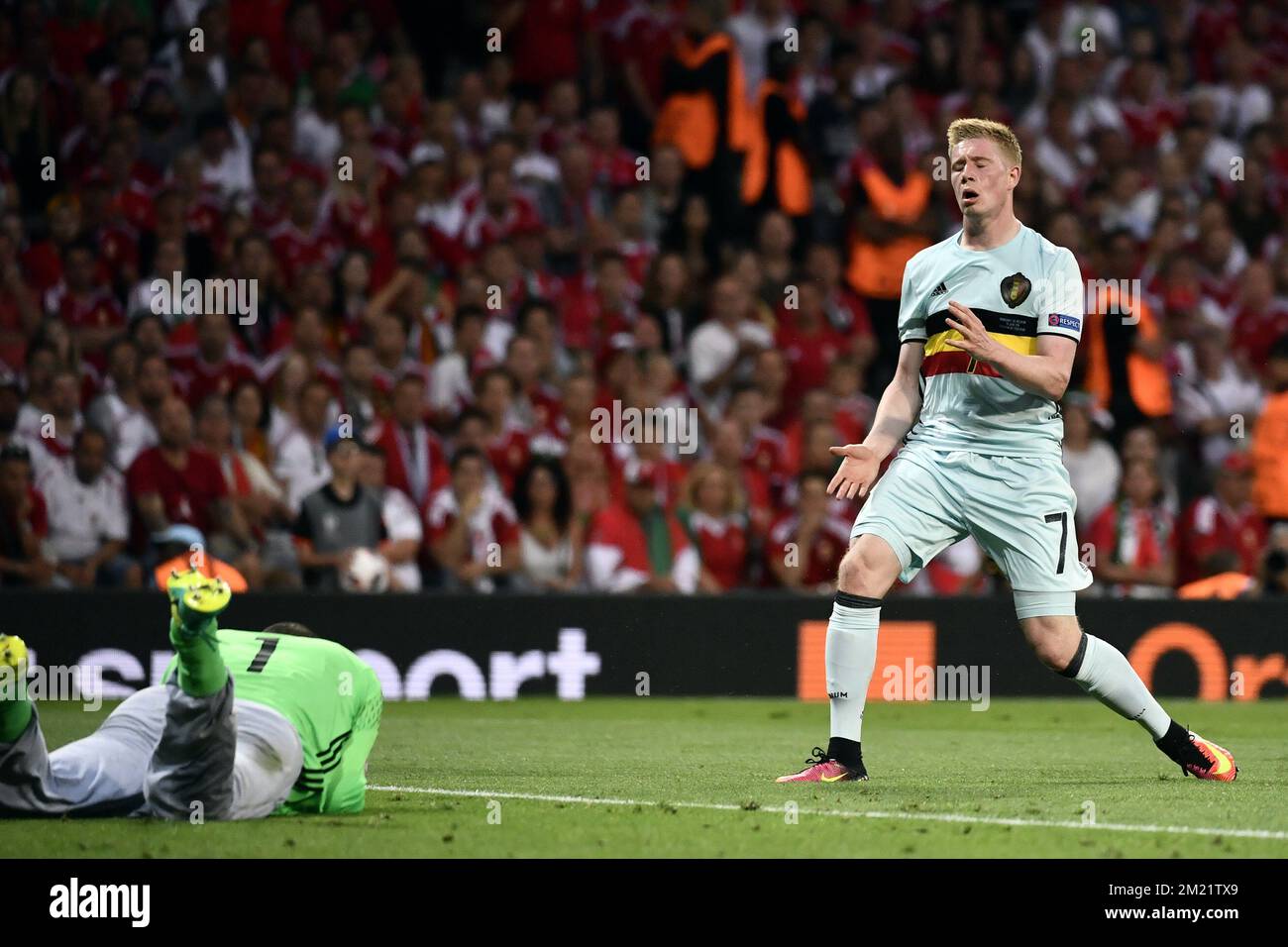 Le gardien de but hongrois Gabor Kiraly et le belge Kevin de Bruyne se battent pour le ballon lors d'un match de football entre l'équipe nationale belge Red Devils et la Hongrie, lors de la ronde 16 des Championnats d'Europe Euro 2016 de l'UEFA, le dimanche 26 juin 2016, à Toulouse, en France. Le tournoi Euro2016 aura lieu du 10 juin au 10 juillet. BELGA PHOTO DIRK WAEM Banque D'Images