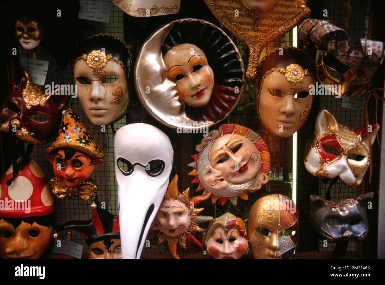 Une sélection de masques pour le Carnaval dans un magasin à Venise, Italie Banque D'Images