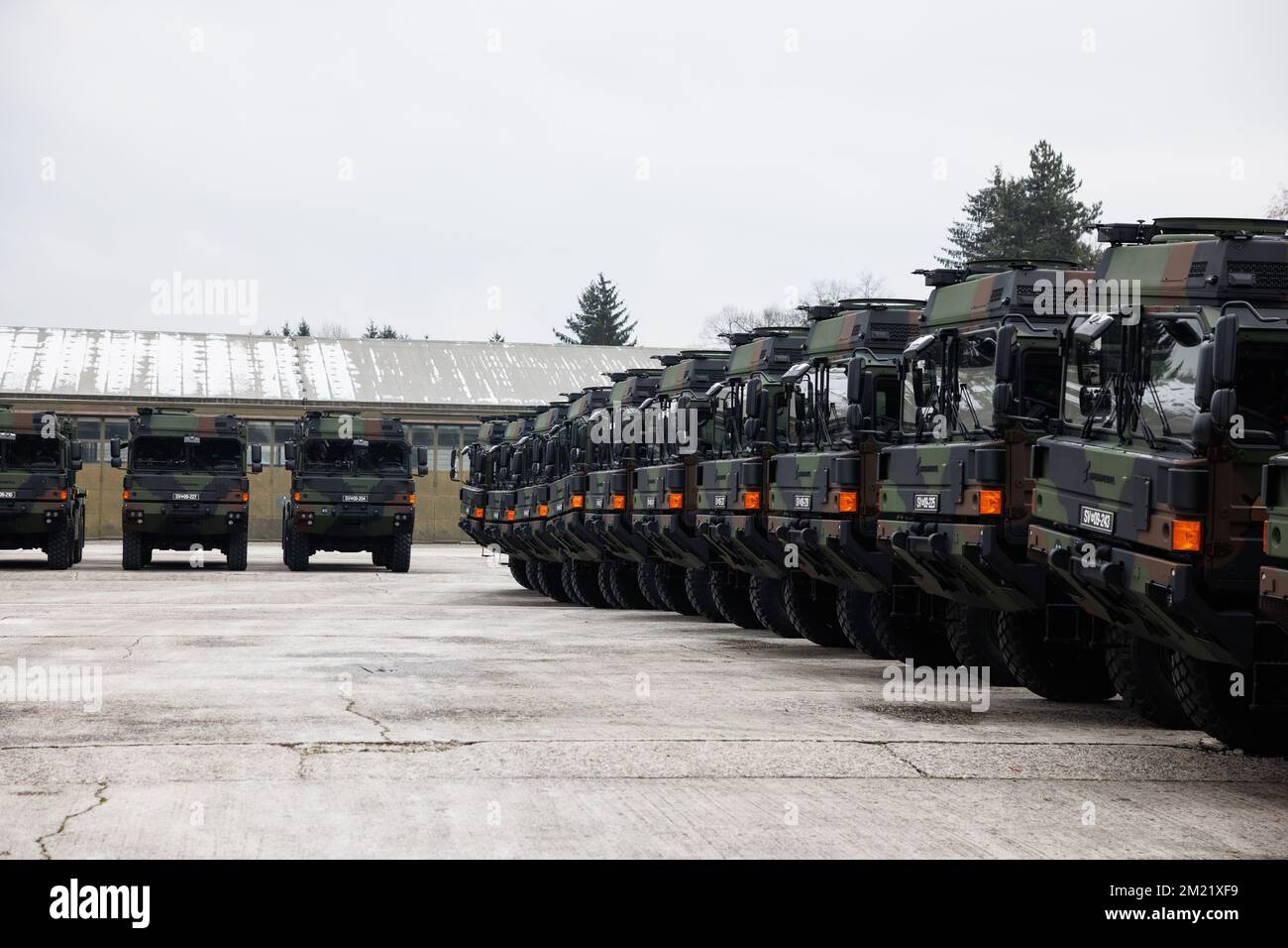 Ljubljana, Slovénie. 13th décembre 2022. Les véhicules de transport militaire tactique de L'homme allemand Rheinmetall sont stationnés dans la caserne militaire Edvard Peperko. L'armée slovène a reçu 40 camions Rheinmetall dans le cadre d'un accord de permutation de chaîne avec l'Allemagne, utilisé pour fournir des armes à l'Ukraine, dans lequel la Slovénie a envoyé 28 M55s chars à l'Ukraine et 38 véhicules Oshkosh après les avoir achetés des États-Unis. Crédit : SOPA Images Limited/Alamy Live News Banque D'Images