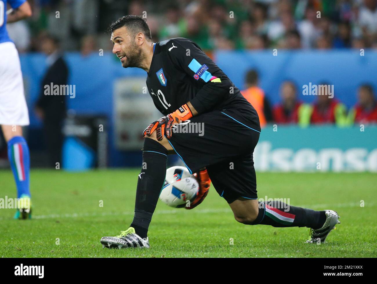 Salvatore Sirigu, gardien de but italien, photographié en action lors d'un match de football entre l'Irlande et l'Italie, dans le groupe E de l'étape de groupe des Championnats d'Europe de l'UEFA Euro 2016, mercredi 22 juin 2016 à Villeneuve-d'Ascq, France. Banque D'Images