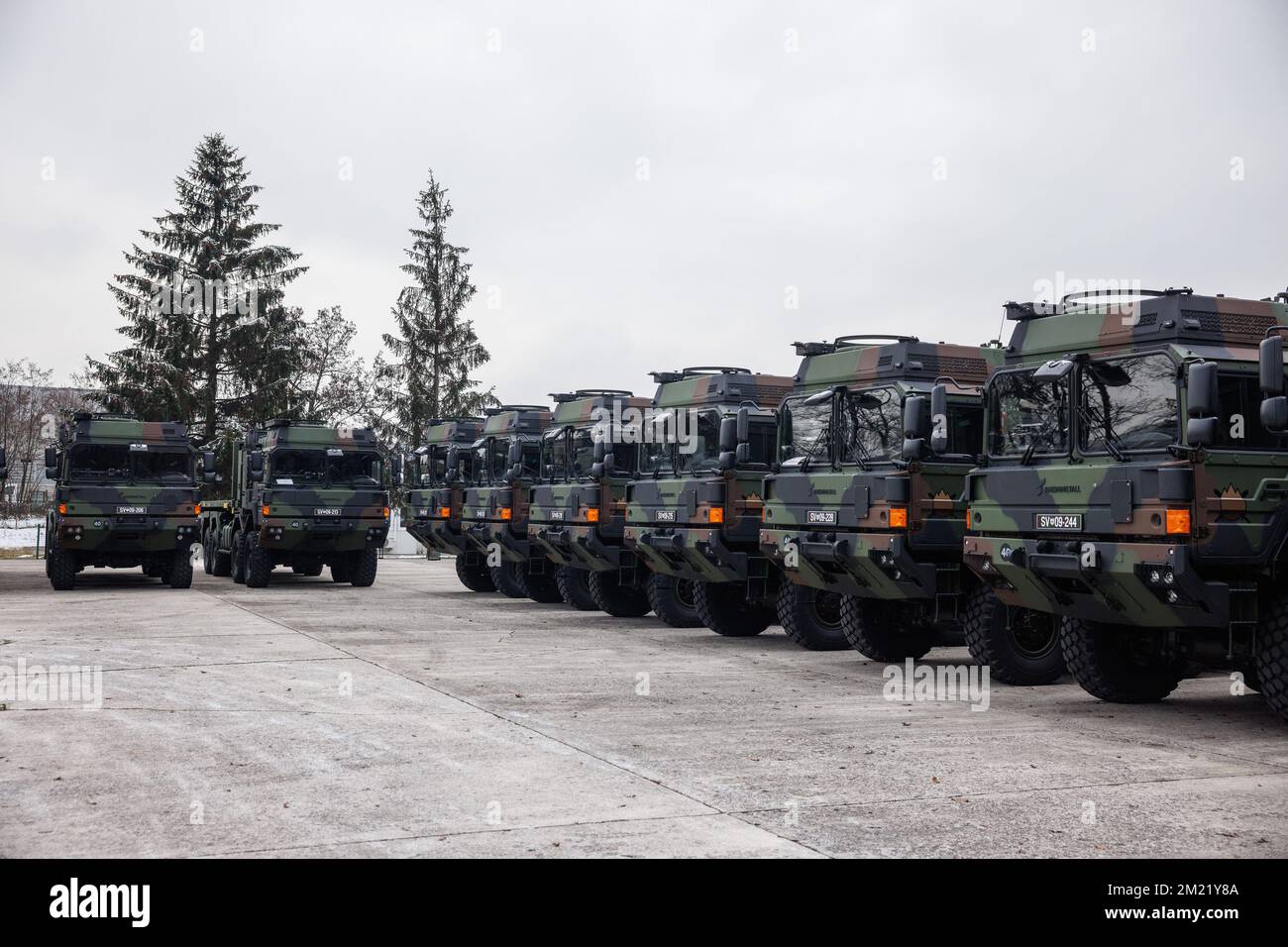 Ljubljana, Slovénie. 13th décembre 2022. Les véhicules de transport militaire tactique de L'homme allemand Rheinmetall sont stationnés dans la caserne militaire Edvard Peperko. L'armée slovène a reçu 40 camions Rheinmetall dans le cadre d'un accord de permutation de chaîne avec l'Allemagne, utilisé pour fournir des armes à l'Ukraine, dans lequel la Slovénie a envoyé 28 M55s chars à l'Ukraine et 38 véhicules Oshkosh après les avoir achetés des États-Unis. Crédit : SOPA Images Limited/Alamy Live News Banque D'Images