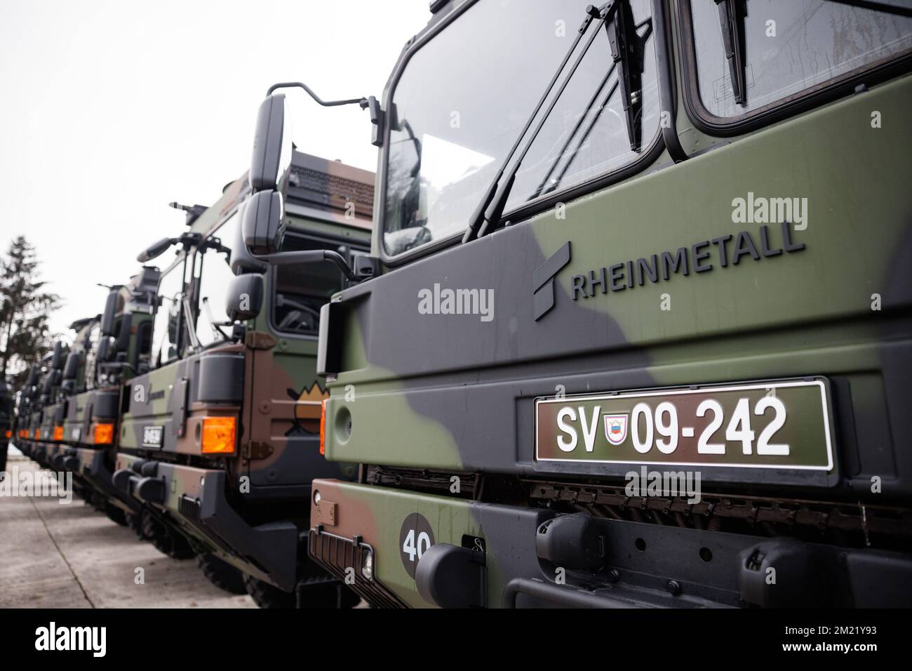 Ljubljana, Slovénie. 13th décembre 2022. Les véhicules de transport militaire tactique de L'homme allemand Rheinmetall sont stationnés dans la caserne militaire Edvard Peperko. L'armée slovène a reçu 40 camions Rheinmetall dans le cadre d'un accord de permutation de chaîne avec l'Allemagne, utilisé pour fournir des armes à l'Ukraine, dans lequel la Slovénie a envoyé 28 M55s chars à l'Ukraine et 38 véhicules Oshkosh après les avoir achetés des États-Unis. Crédit : SOPA Images Limited/Alamy Live News Banque D'Images