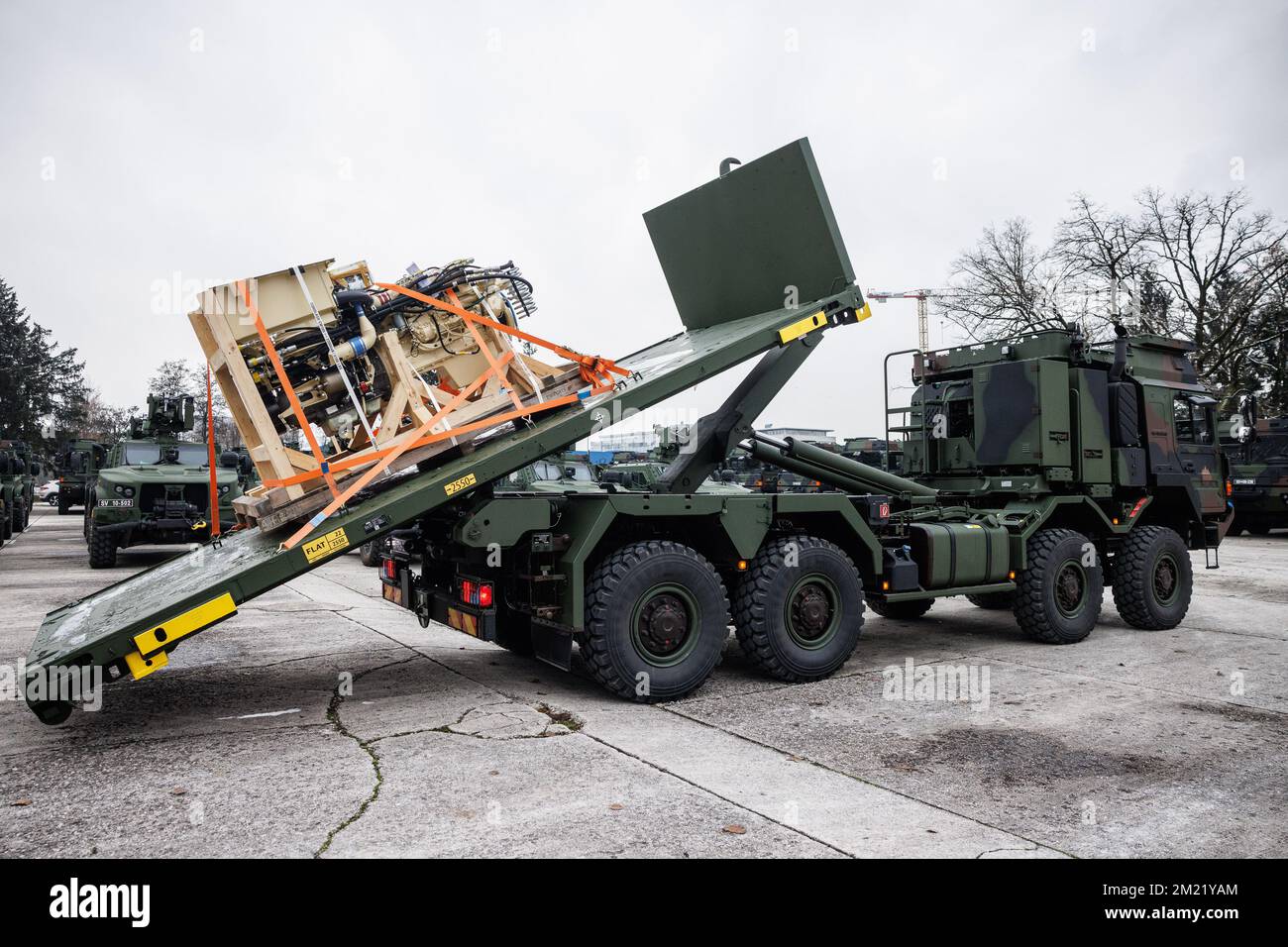 Ljubljana, Slovénie. 13th décembre 2022. Le camion de transport militaire tactique de l'homme allemand Rheinmetall est vu lors d'une présentation dans la caserne militaire Edvard Peperko. L'armée slovène a reçu 40 camions Rheinmetall dans le cadre d'un accord de permutation de chaîne avec l'Allemagne, utilisé pour fournir des armes à l'Ukraine, dans lequel la Slovénie a envoyé 28 M55s chars à l'Ukraine et 38 véhicules Oshkosh après les avoir achetés des États-Unis. Crédit : SOPA Images Limited/Alamy Live News Banque D'Images