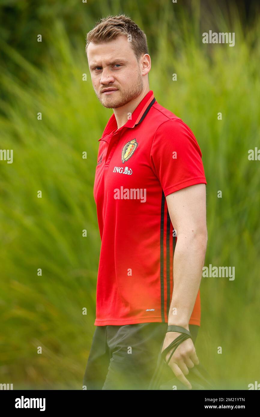 Simon Mignolet, gardien de but belge, arrive pour une session d'entraînement de l'équipe belge de football Red Devils à Toulouse, en France, lors du Championnat européen Euro 2016 de l'UEFA en France, le mardi 28 juin 2016. Le tournoi Euro2016 aura lieu du 10 juin au 10 juillet. Vendredi prochain, la Belgique jouera au pays de Galles en quart de finale. BELGA PHOTO BRUNO FAHY Banque D'Images