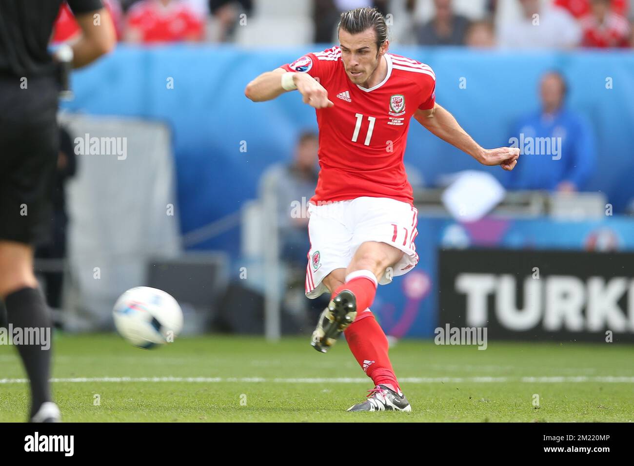 Gareth Bale du pays de Galles photographié en action lors d'un match de football entre le pays de Galles et la Slovaquie, dans le groupe B de l'étape de groupe des Championnats d'Europe de l'UEFA Euro 2016, samedi 11 juin 2016 à Bordeaux, France. Banque D'Images