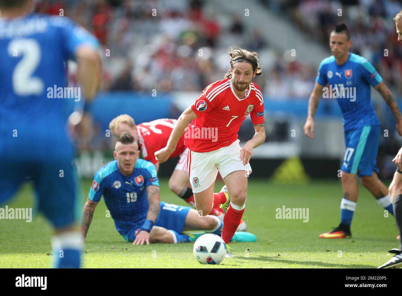 Joe Allen du pays de Galles photographié en action lors d'un match de football entre le pays de Galles et la Slovaquie, dans le groupe B de l'étape de groupe des Championnats d'Europe de l'UEFA Euro 2016, samedi 11 juin 2016 à Bordeaux, France. Banque D'Images
