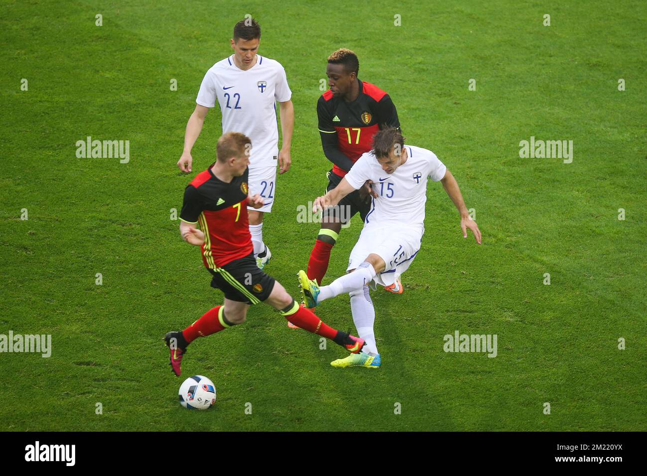 Kevin de Bruyne en Belgique, Jukka Raitala en Finlande, Divock Origi en Belgique et Markus Halsti en Finlande se battent pour le ballon lors d'un match de football amical entre l'équipe nationale belge Red Devils et l'équipe nationale finlandaise, le mercredi 01 juin 2016, à Bruxelles. L'équipe se prépare pour le prochain championnat d'Europe de l'UEFA Euro 2016 en France. Banque D'Images