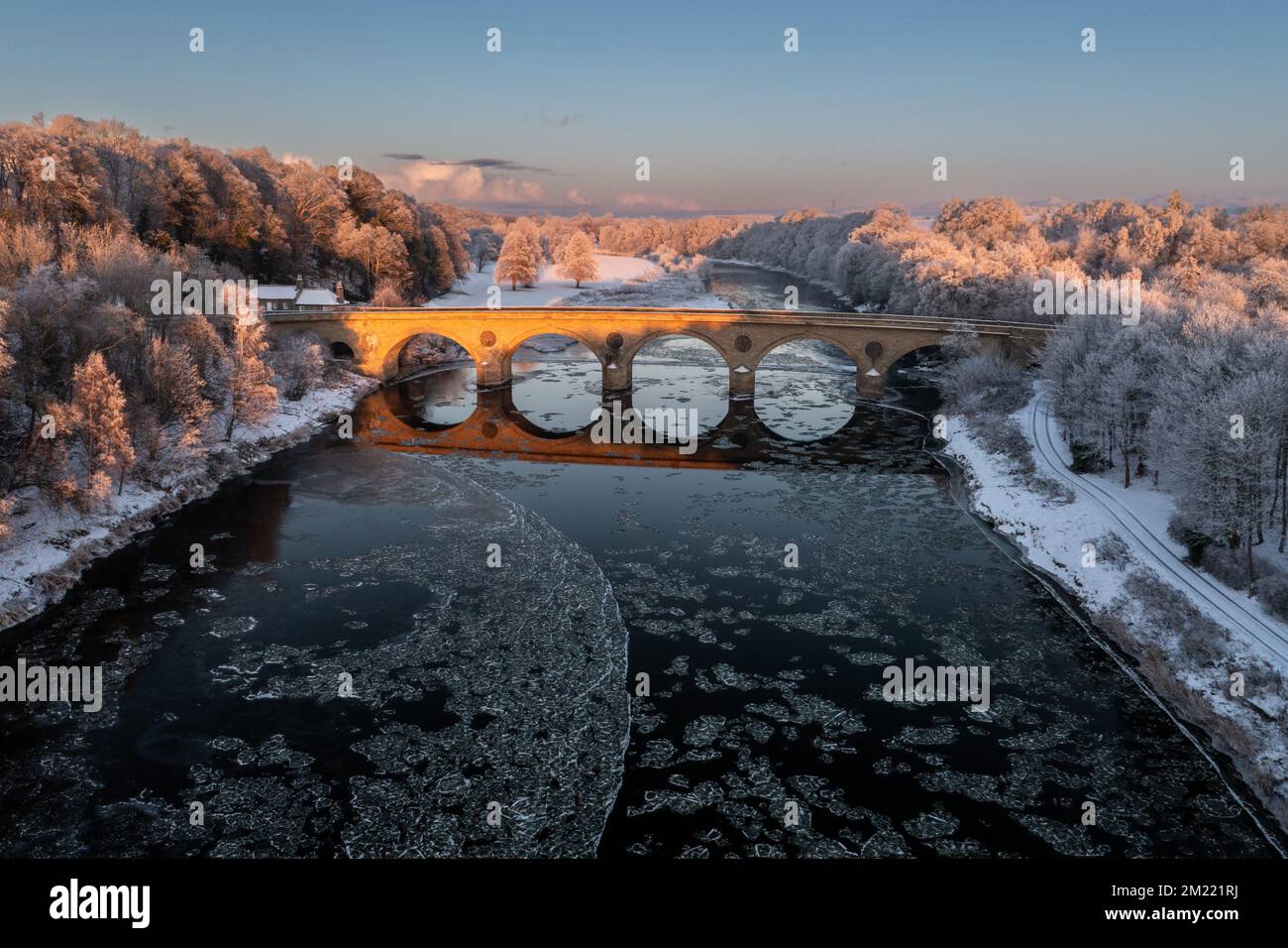 Pont Coldstream le passage de la frontière écossaise. C'est ici que la Pierre de Scone a traversé la frontière en Écosse. Banque D'Images