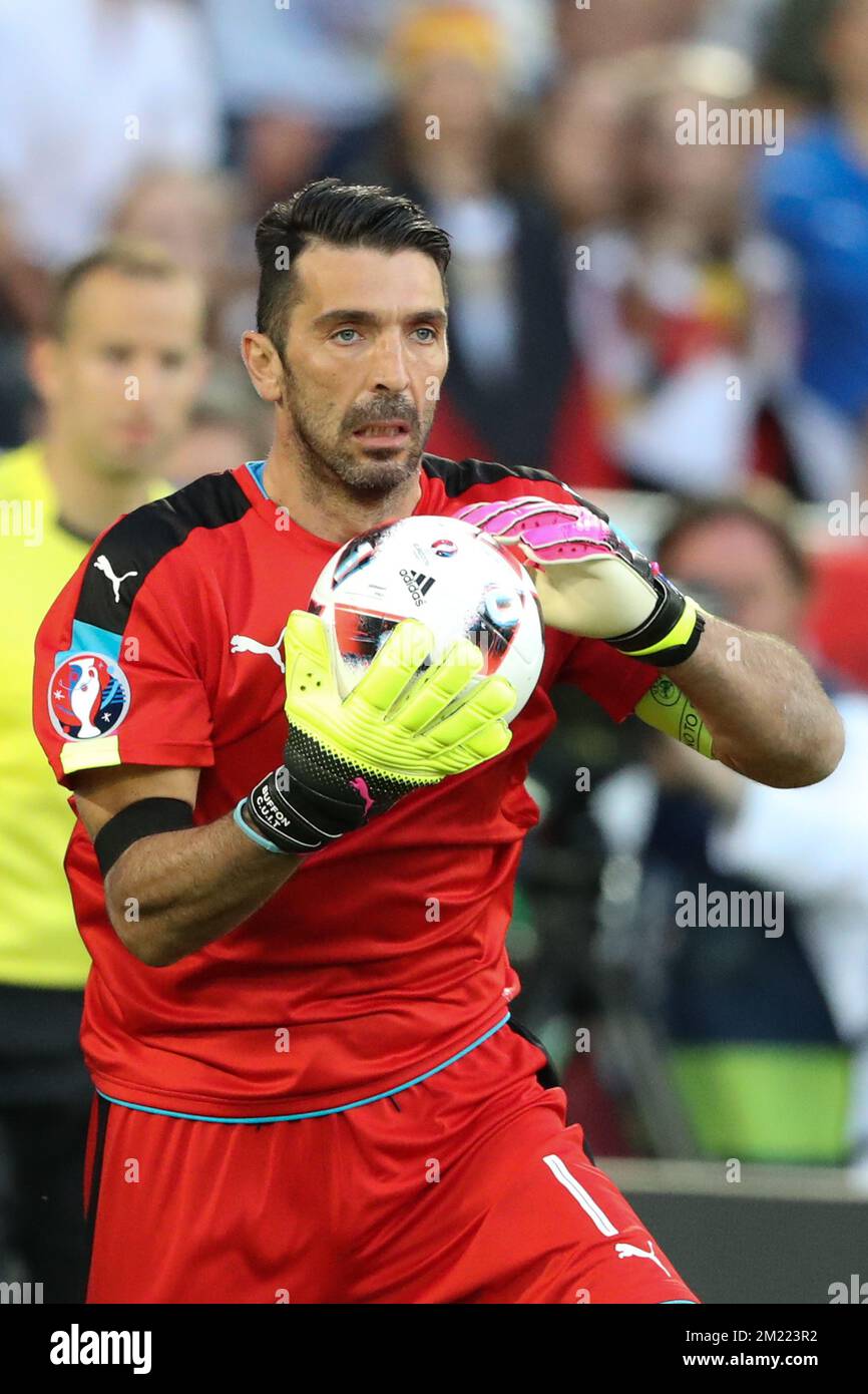 Gianluigi Buffon, gardien de but italien, photographié en action lors d'un match de football entre l'équipe allemande et l'équipe italienne, en quart de finale des Championnats d'Europe de l'UEFA Euro 2016, le vendredi 01 juillet 2016, à Bordeaux, en France. Banque D'Images