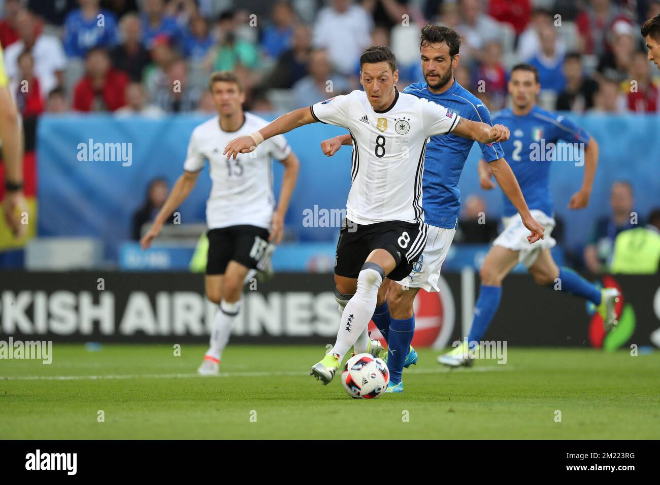 Mesut Ozil en Allemagne photographié en action lors d'un match de football entre l'équipe allemande et l'équipe italienne, dans les quarts de finale des Championnats d'Europe de l'UEFA Euro 2016, le vendredi 01 juillet 2016, à Bordeaux, en France. Banque D'Images