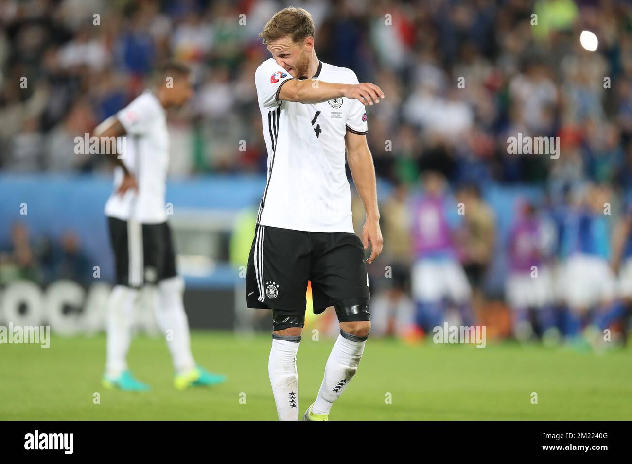 Le Benedikt Howedes d'Allemagne semble abattu lors d'un match de football entre l'équipe allemande et l'équipe italienne, dans les quarts de finale des Championnats d'Europe de l'UEFA Euro 2016, le vendredi 01 juillet 2016, à Bordeaux, en France. Banque D'Images