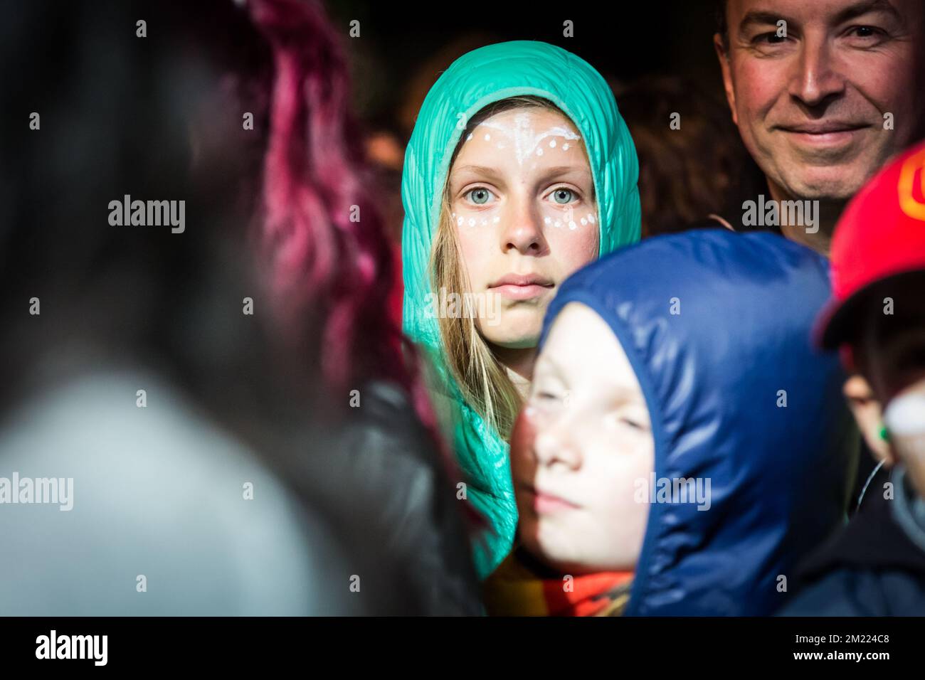 Personnes photographiées lors du concert de KWABS le premier jour du festival de musique du café Couleur au site Tour & taxis à Bruxelles, vendredi 01 juillet 2016. L'édition 27th du festival a lieu du 1 au 3 Jult. BELGA PHOTO AURORE BELOT Banque D'Images