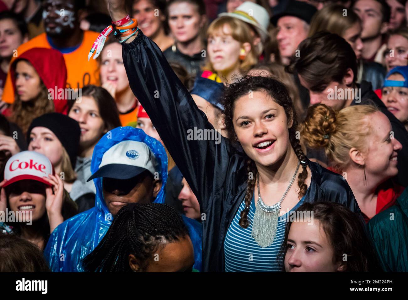 Personnes photographiées lors du concert de KWABS le premier jour du festival de musique du café Couleur au site Tour & taxis à Bruxelles, vendredi 01 juillet 2016. L'édition 27th du festival a lieu du 1 au 3 Jult. BELGA PHOTO AURORE BELOT Banque D'Images