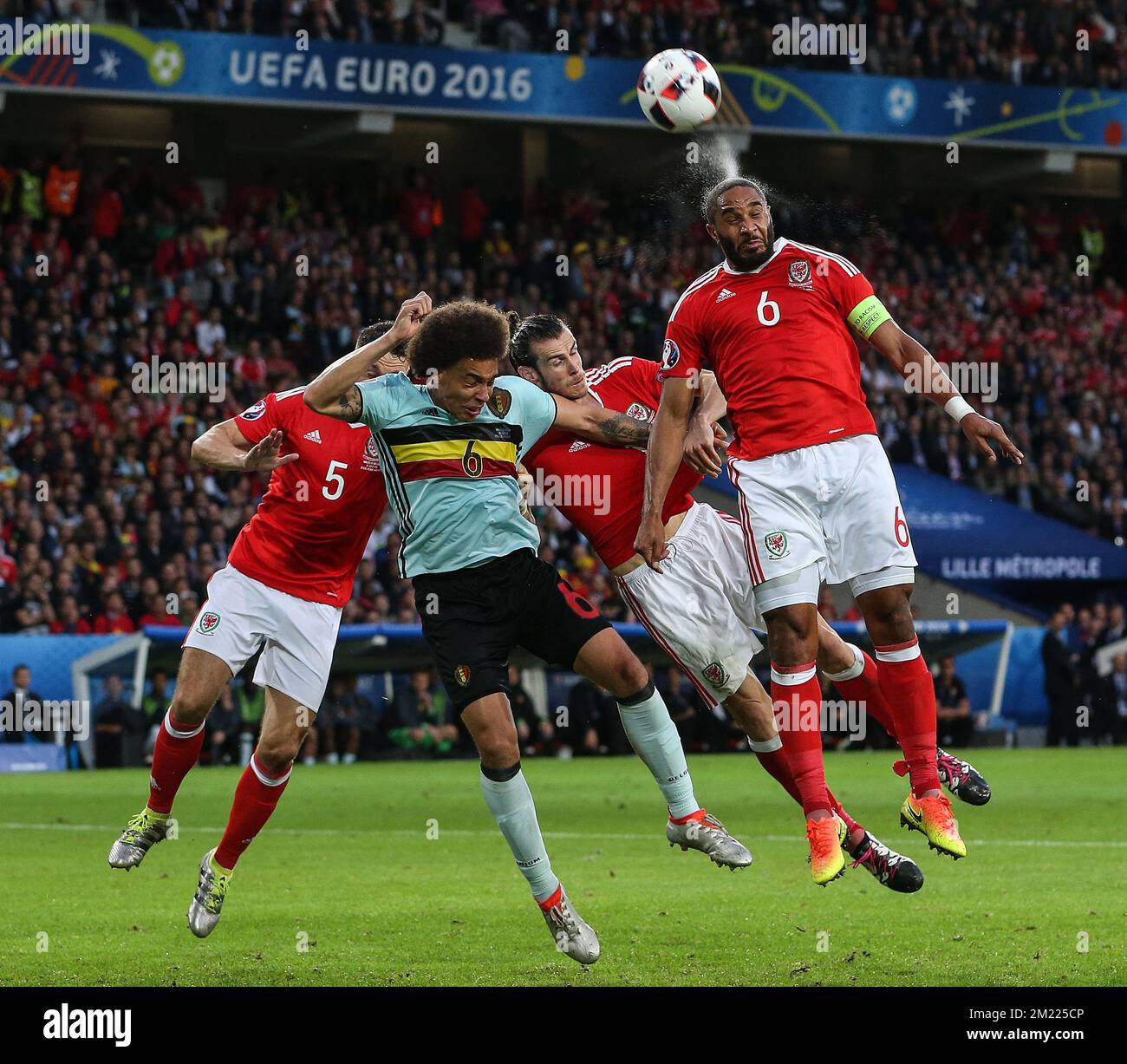 James Chester du pays de Galles, Axel Witsel de Belgique, Gareth Bale du pays de Galles, Ashley Williams du pays de Galles lors du match de l'UEFA EURO 2016 quart de finale entre le pays de Galles et la Belgique sur 2 juillet 2016 au Stade Pierre Mauroy à Lille, France. Banque D'Images